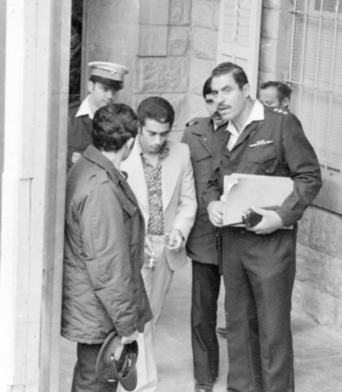 16 men accused of murder by the Safed court went wild in court. They were handcuffed and arrested.They were handicuffed and aarested.