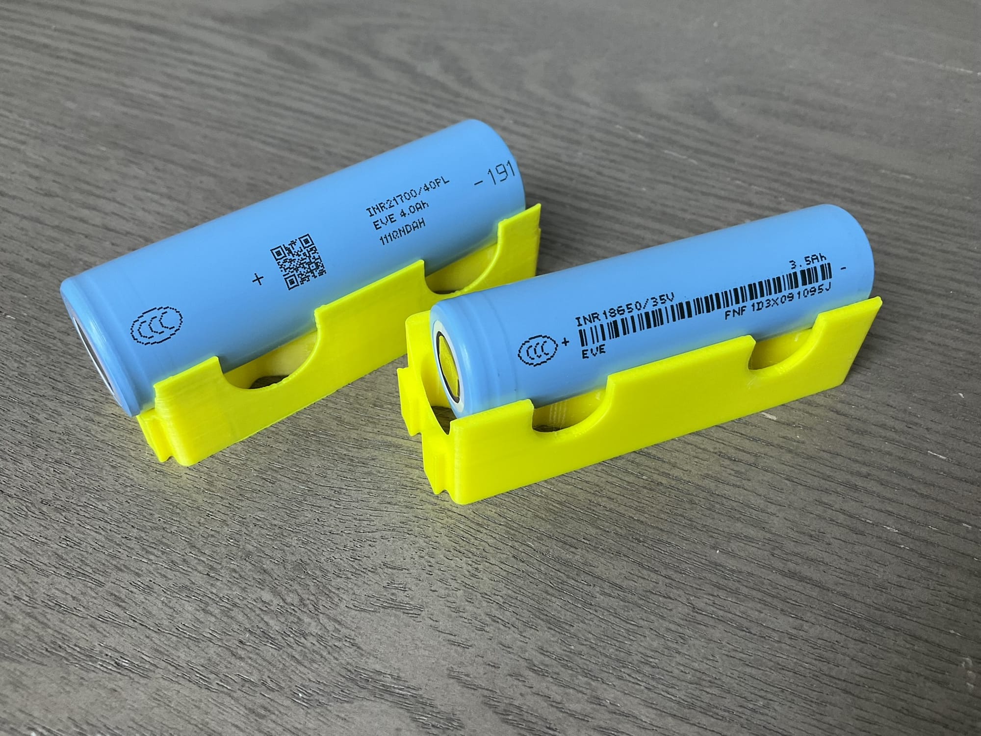 Two lithium ion battery cells manufactured by EVE Energy Co.
- INR18650/35V
- INR21700/40PL