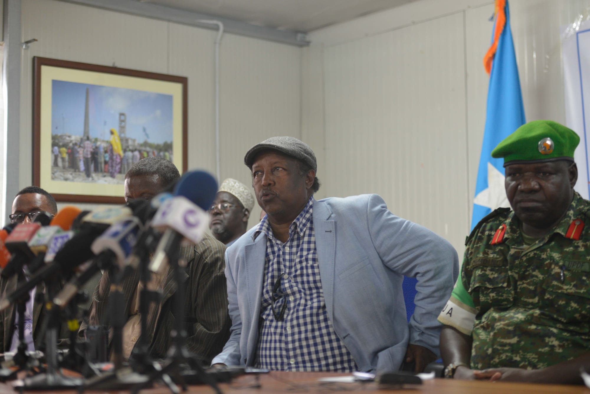 Abdulkadir Nur Arale, the Minister of Reconciliation and Constitutional Affairs for the Interim South West Administration (ISWA), addresses journalists to announce an agreement to end inter-clan fighting  in Lower Shabelle region. The announcement was made in Mogadishu, Somalia on September 25, 2016. AMISOM Photo / Omar Abdisalan