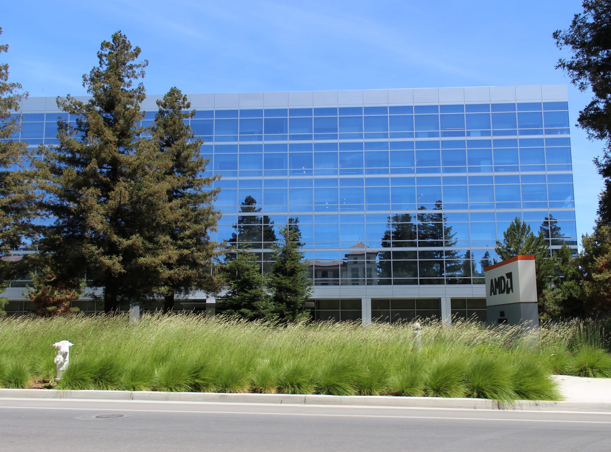2485 Augustine Drive headquarters in Santa Clara, California. At the time this photo was taken, this office building was home to the headquarters of Advanced Micro Devices, Inc. Photographed on June 21, 2020 by user Coolcaesar.