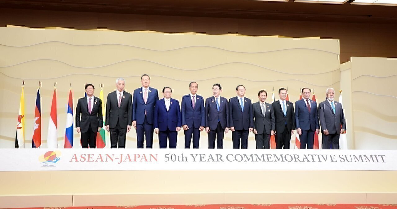 Group photo of the heads of government of the Association of Southeast Asian Nations and Japanese Prime Minister Fumio Kishida.