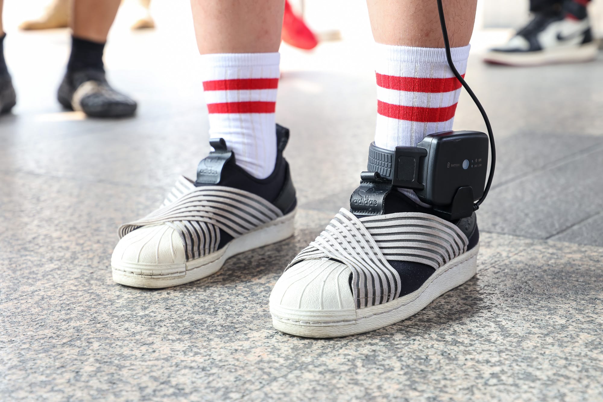 Electronic ankle bracelets (EM bracelets) were attached to the ankles of political activists. After being released on bail in a criminal case of lese majesty. and the inciting unrest or sedition under criminal case Section 116.