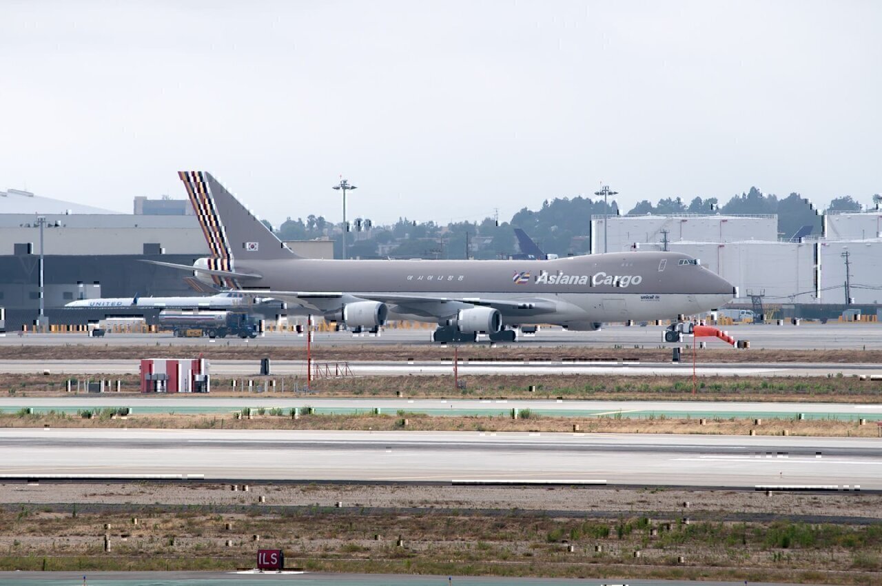 One of the few Asiana aircraft still in the original 1988 Landor look.
On 28 July 2011, while operating Flight 991 to Shanghai, this aircraft crashed off of Jeju Island, killing the two pilots. It took three months for the recovery of significant pieces of wreckage and the remains of the crew, and evidence points to on-board fire in the cargo hold. The aircraft had been carrying lithium batteries and other items that can be hazardous as airline cargo.
HL7604, Boeing 747-400F