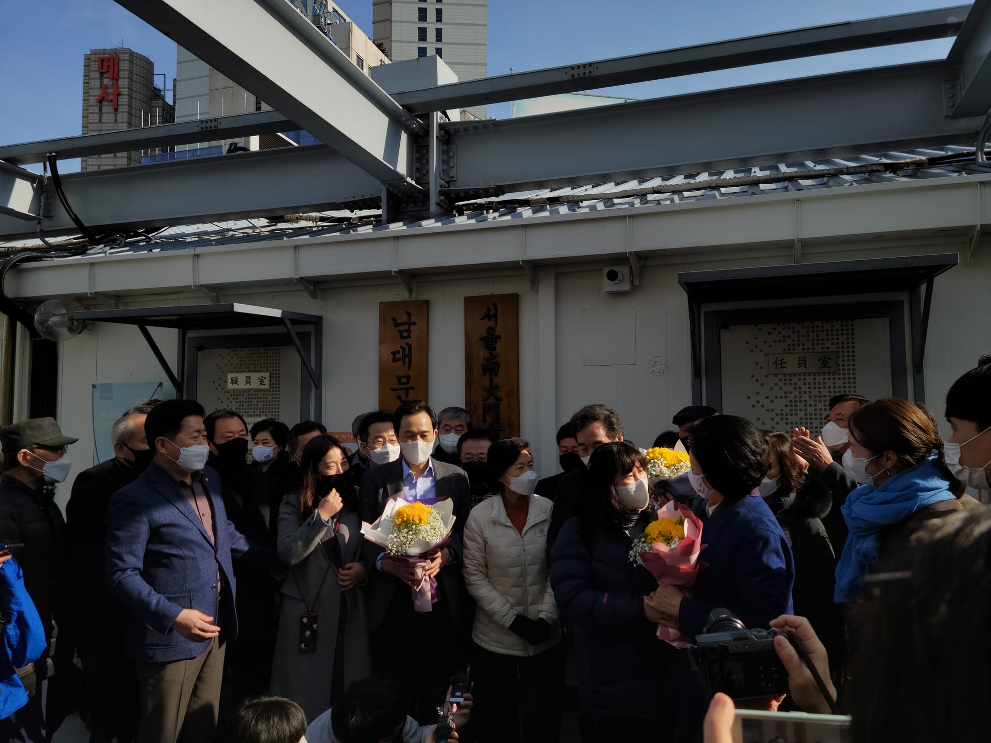 2021년 1월 23일 오전 서울 중구 남대문시장에서 더불어민주당 이낙연 대표와 서울시장 보궐선거 경선에 나서는 우상호 의원, 박영선 전 중소벤처기업부 장관이 간담회를 마치고 기념촬영을 하고 있다.