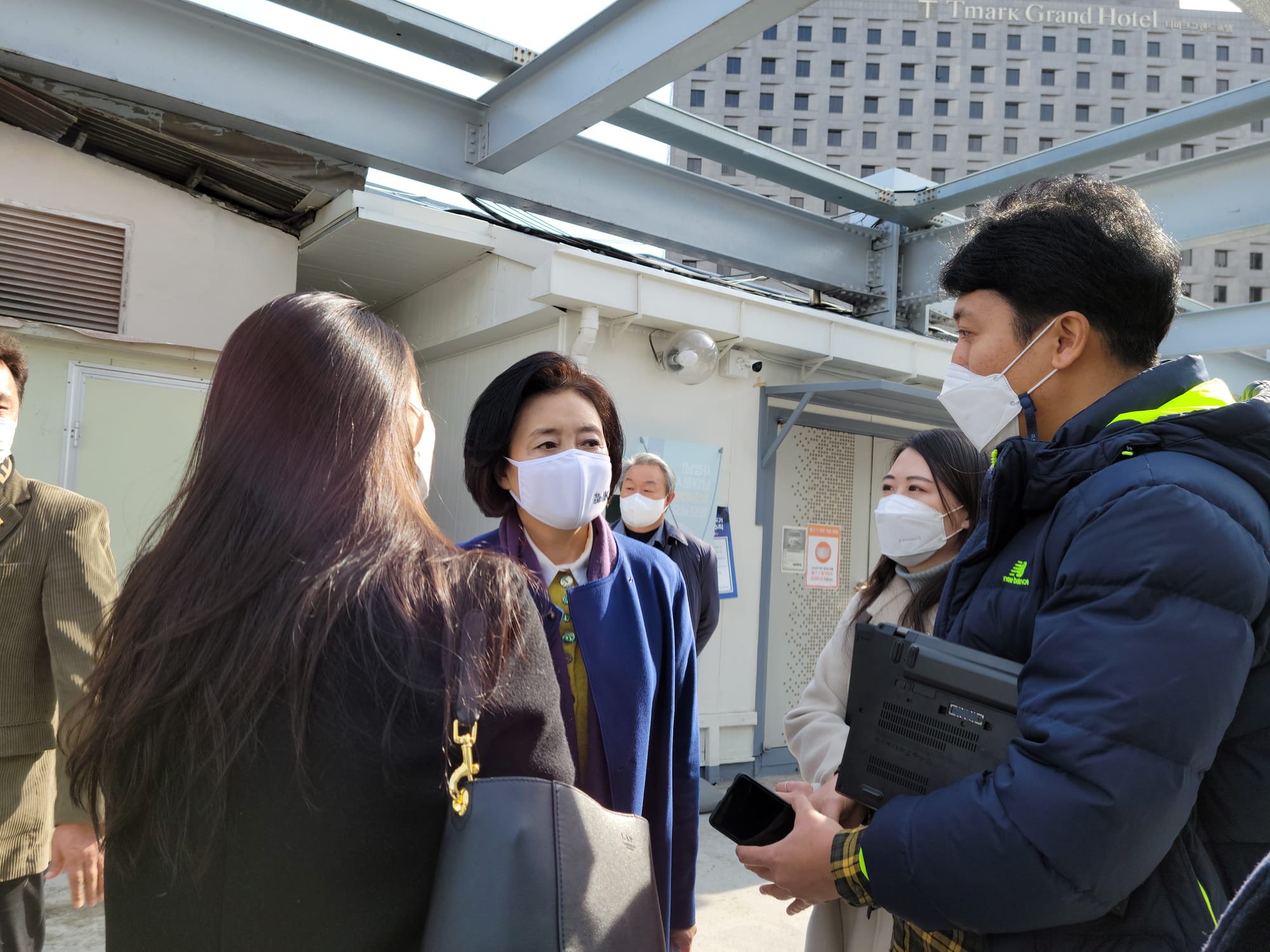 2021년 1월 23일 오전 서울 중구 남대문시장에서 서울시장 보궐선거 경선에 나서는 박영선 전 중소벤처기업부 장관이 간담회를 마치고 기자와 인터뷰 중이다.