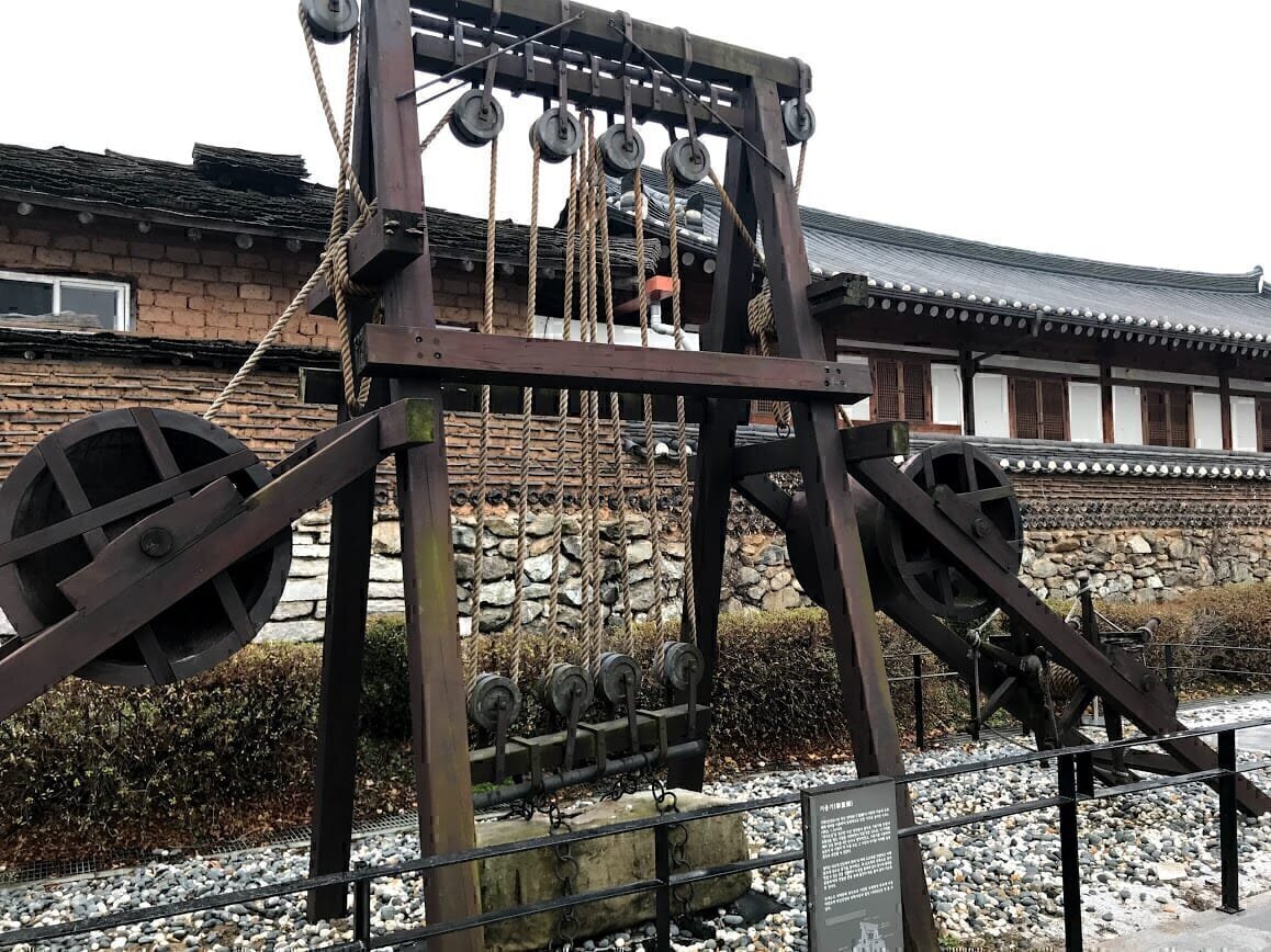 This is the model sculpture of old crane which was invented by Dasan Jeong Yakyong who was a great scholar in Josun Dynasty in Korea. This crane is one of the result of his philosophy 'Sikhak (Practical Study) and it was used for Hwasung Fortress construction work. Visitors can find it nearby Silhak Museum in Gwangju county, Gyeong-gi Province in Korea. 
The inventor Jeong Yakyong / Jung Yak-Yong (5 August 1762 – 7 April 1836), often simply known as ‘Dasan’ (茶山, one of his ‘ho’ / pen-names meaning ‘the mountain of tea’), was born on the 16th day of the 6th lunar month, 1762, in Gwangju county, Gyeonggi province, and died there on the 22nd day of the 2nd lunar month, 1836. 
He was one of the greatest thinkers of the later Joseon period, wrote highly influential books about philosophy, science and theories of government, held significant administrative positions, was a close confident of King Jeongjo (ruled 1776-1800), and was noted as a poet. 

His philosophical position is often identified with the Silhak (practical learning) school, and his concerns are better seen as explorations of Neo-Confucian themes.