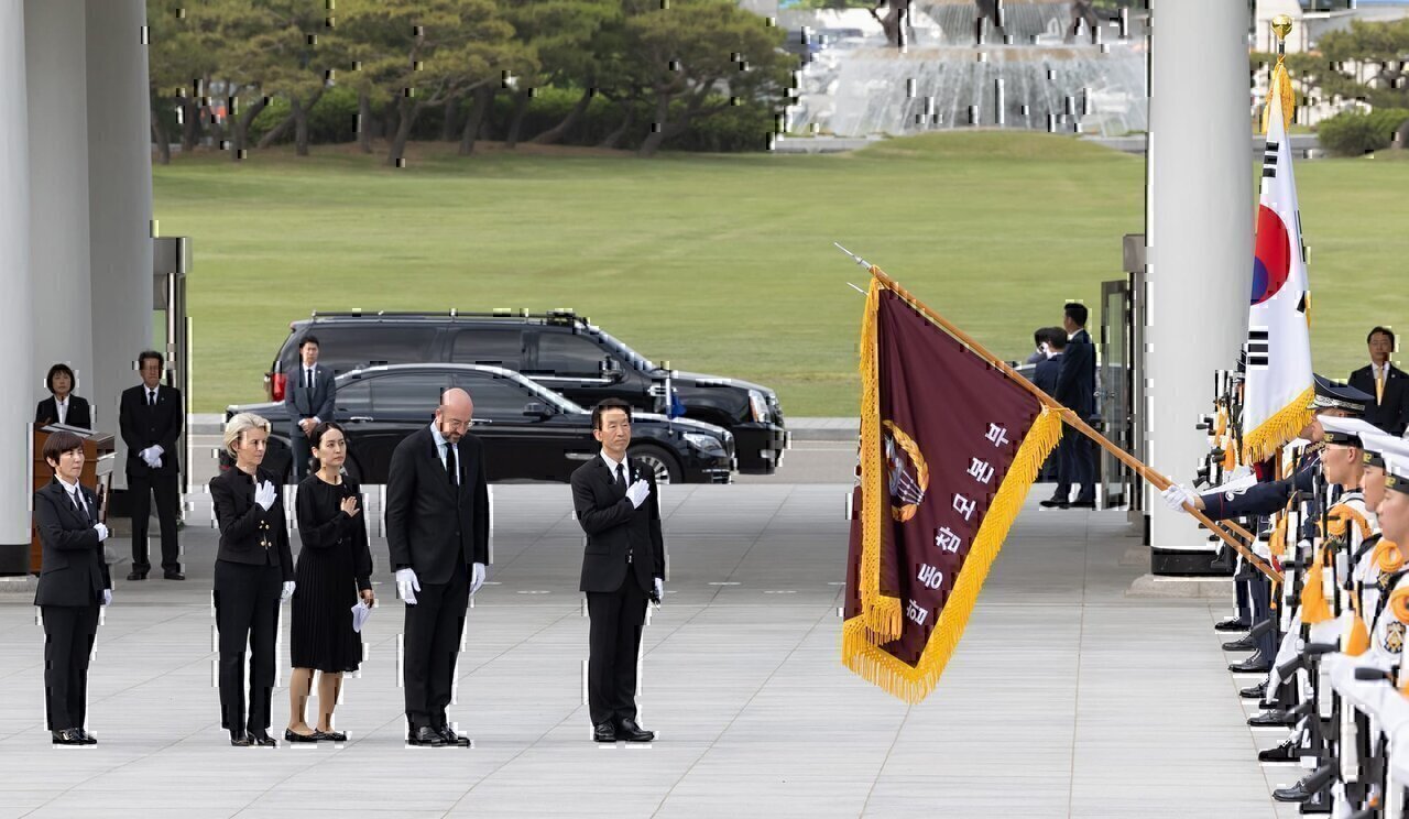 European Council President Charles Michel and European Commission President Ursula von der Leyen pay tribute at Seoul National Cemetery in Dongjak-gu, Seoul on May 22, 2023.
MAY 22, 2023
Seoul National Cemetery, Dongjak-gu, Seoul
KOCIS(Korean Culture and Information Service)
Official Photographer&nbsp;:  KIM SUNJOO 
All photographs in the official Flickr account of the Republic of Korea are available only for publication by news organizations and/or for public purposes with proper attribution to the correct source (photographer and organizations mentioned above).
Any distortion to the original meaning of a photograph for provision to a third party through posting and resale, partial reproduction, falsification or use of the photograph with other images is strictly prohibited without the express written permission of the government of the Republic of Korea.
Thank you.


우르줄라 폰데어라이엔 EU 집행위원장, 샤를 미셸 EU 정상회의(이사회) 상임의장 국립서울현충원 참배
2023-05-22
국립서울현충원
코시스(해외문화홍보원)
김순주
플리커 채널 'Republic of Korea'에 게재되는 대한민국정부 사진은 올바른 저작권 이름 (촬영자 / 상기 명기된 기관)으로 표기한 이후 보도 혹은 공익목적으로 사용하실 수 있습니다. 

의미를 왜곡하는 맥락에서 사진을 게시하고 재판매, 부분 복제, 변조 또는 다른 이미지에 통합하는 것과 같은 사진의 모든 수정, 자료를 제3자에게 제공하는 것은 대한민국정부(운영자/저작권자)의 명시적인 허가 없이 금지됩니다.