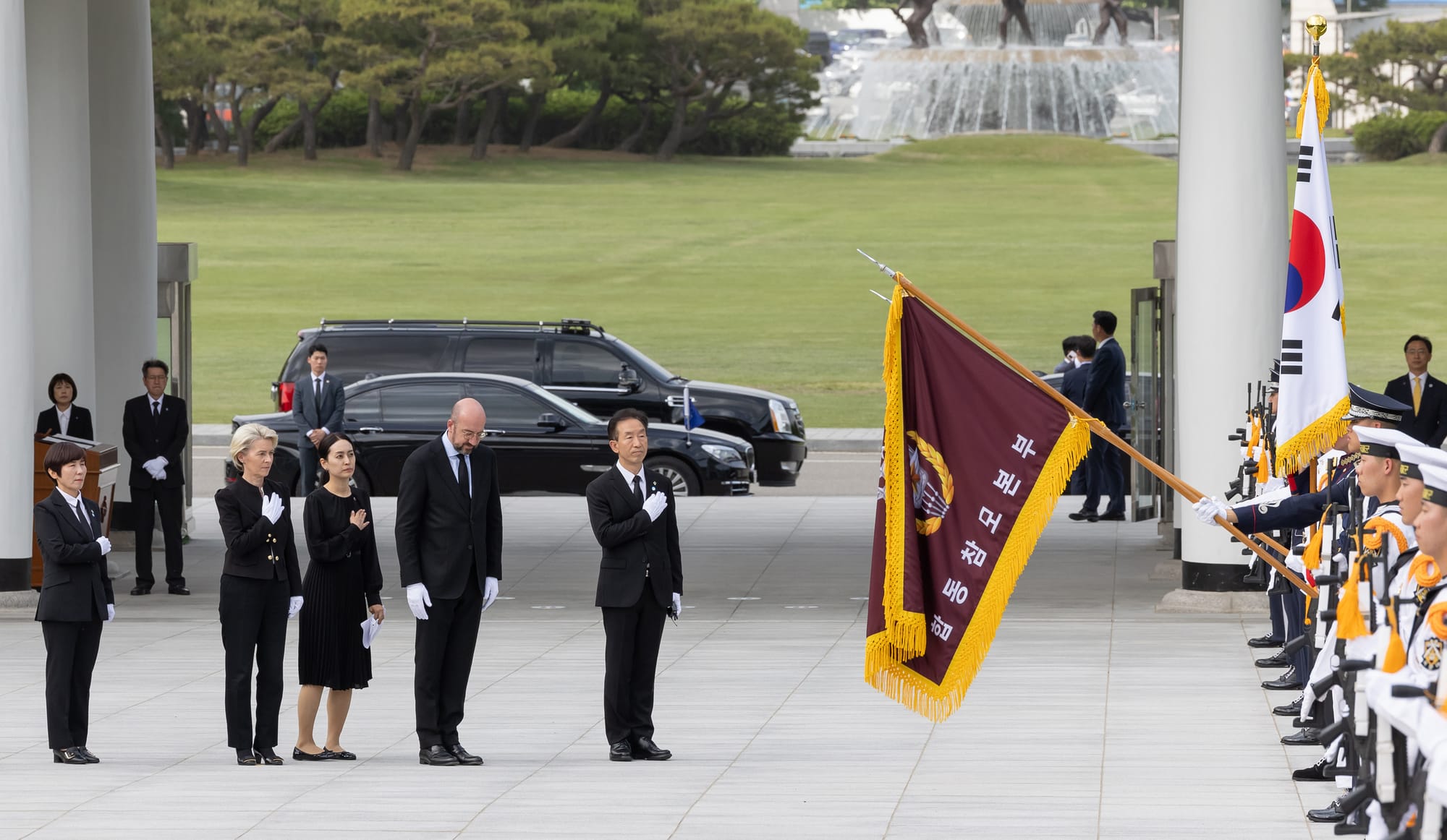 European Council President Charles Michel and European Commission President Ursula von der Leyen pay tribute at Seoul National Cemetery in Dongjak-gu, Seoul on May 22, 2023.
MAY 22, 2023
Seoul National Cemetery, Dongjak-gu, Seoul
KOCIS(Korean Culture and Information Service)
Official Photographer&nbsp;:  KIM SUNJOO 
All photographs in the official Flickr account of the Republic of Korea are available only for publication by news organizations and/or for public purposes with proper attribution to the correct source (photographer and organizations mentioned above).
Any distortion to the original meaning of a photograph for provision to a third party through posting and resale, partial reproduction, falsification or use of the photograph with other images is strictly prohibited without the express written permission of the government of the Republic of Korea.
Thank you.


우르줄라 폰데어라이엔 EU 집행위원장, 샤를 미셸 EU 정상회의(이사회) 상임의장 국립서울현충원 참배
2023-05-22
국립서울현충원
코시스(해외문화홍보원)
김순주
플리커 채널 'Republic of Korea'에 게재되는 대한민국정부 사진은 올바른 저작권 이름 (촬영자 / 상기 명기된 기관)으로 표기한 이후 보도 혹은 공익목적으로 사용하실 수 있습니다. 

의미를 왜곡하는 맥락에서 사진을 게시하고 재판매, 부분 복제, 변조 또는 다른 이미지에 통합하는 것과 같은 사진의 모든 수정, 자료를 제3자에게 제공하는 것은 대한민국정부(운영자/저작권자)의 명시적인 허가 없이 금지됩니다.