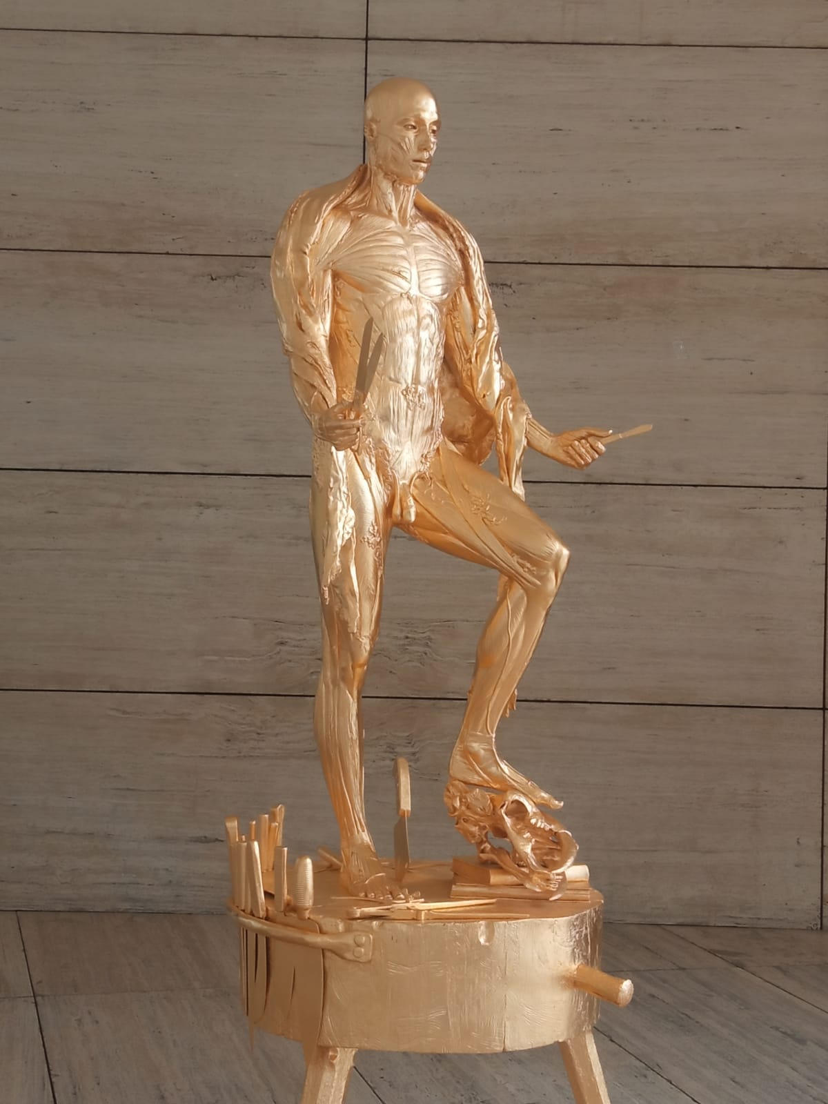 Fotografía de la escultura The Martyr- Saint Bartholomew en la exposición del Museo Jumex 2024 ´´Vivir para siempre´´ (Por un momento)