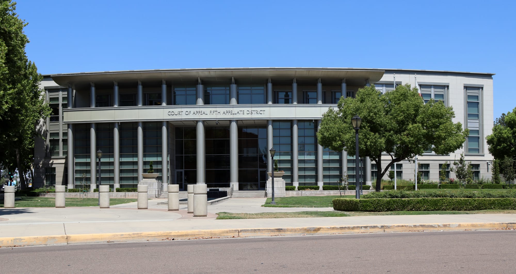 The courthouse of the California Court of Appeal for the Fifth Appellate District in Fresno, California. To be clear, the image is not distorted.  The front facade of the courthouse is curved. Photographed by user Coolcaesar on July 4, 2024.