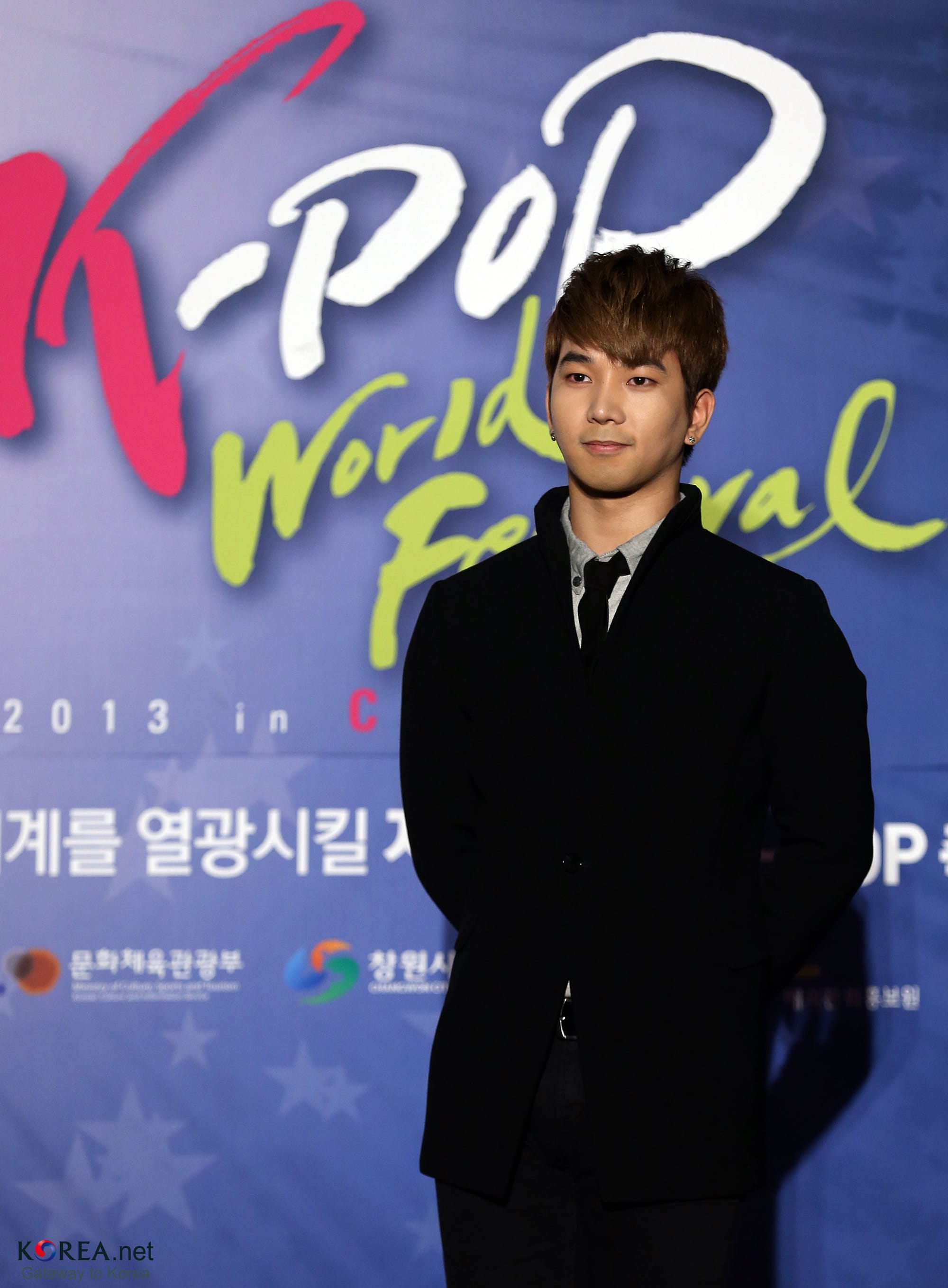 2013 K-POP World Festival in Changwon
October 20, 2013
Changwon-si, Gyengsangnam-do
Related Articles
Cheong Wa Dae
K-Pop World Festival unites global fans
<a href="http://english.president.go.kr/tours/visitor/visitor_view.php?uno=8541&board_no=E10&search_key=&search_value=&search_cate_code=&cur_page_no=3" rel="nofollow">english.president.go.kr/tours/visitor/visitor_view.php?un...</a>
Korea.net
-English
K-Pop World Festival unites global fans
<a href="http://www.korea.net/NewsFocus/Culture/view?articleId=114061" rel="nofollow">www.korea.net/NewsFocus/Culture/view?articleId=114061</a>
-中文
“2013 K-POP世界庆典” 用K-POP连结全世界
<a href="http://chinese.korea.net/NewsFocus/Culture/view?articleId=113986" rel="nofollow">chinese.korea.net/NewsFocus/Culture/view?articleId=113986</a>
-Vietnamese
Cả thế giới hội tụ tại “K-pop World Festival 2013”
<a href="http://vietnamese.korea.net/NewsFocus/Culture/view?articleId=113987" rel="nofollow">vietnamese.korea.net/NewsFocus/Culture/view?articleId=113987</a>
-日本語
「Kポップワールド・フェスティバル2013」、Kポップで世界が一つに
<a href="http://japanese.korea.net/NewsFocus/Culture/view?articleId=113985" rel="nofollow">japanese.korea.net/NewsFocus/Culture/view?articleId=113985</a>
-Deutsch
„K-Pop World Festival” bringt internationale Fans zusammen
<a href="http://german.korea.net/NewsFocus/Culture/view?articleId=114065" rel="nofollow">german.korea.net/NewsFocus/Culture/view?articleId=114065</a>
-Francais
Un festival mondial de la K-Pop 2013 de haute volée
<a href="http://french.korea.net/NewsFocus/Culture/view?articleId=114064" rel="nofollow">french.korea.net/NewsFocus/Culture/view?articleId=114064</a>
-Russian
K-Pop World Festival объединяет фанатов со всего мира
<a href="http://russian.korea.net/NewsFocus/Culture/view?articleId=114066" rel="nofollow">russian.korea.net/NewsFocus/Culture/view?articleId=114066</a>
-Arabic
المهرجان العالمي للبوب الكوري يوحد الجماهي
<a href="http://arabic.korea.net/NewsFocus/Culture/view?articleId=114062" rel="nofollow">arabic.korea.net/NewsFocus/Culture/view?articleId=114062</a>
Ministry of Culture, Sports and Tourism
Korean Culture and Information Service
Korea.net(<a href="http://www.korea.net" rel="nofollow">www.korea.net</a>)
Jeon Han
2013 제3회 K-POP 월드페스티벌
2013-10-20
경상남도, 창원시
문화체육관광부
해외문화홍보원
코리아넷
전한