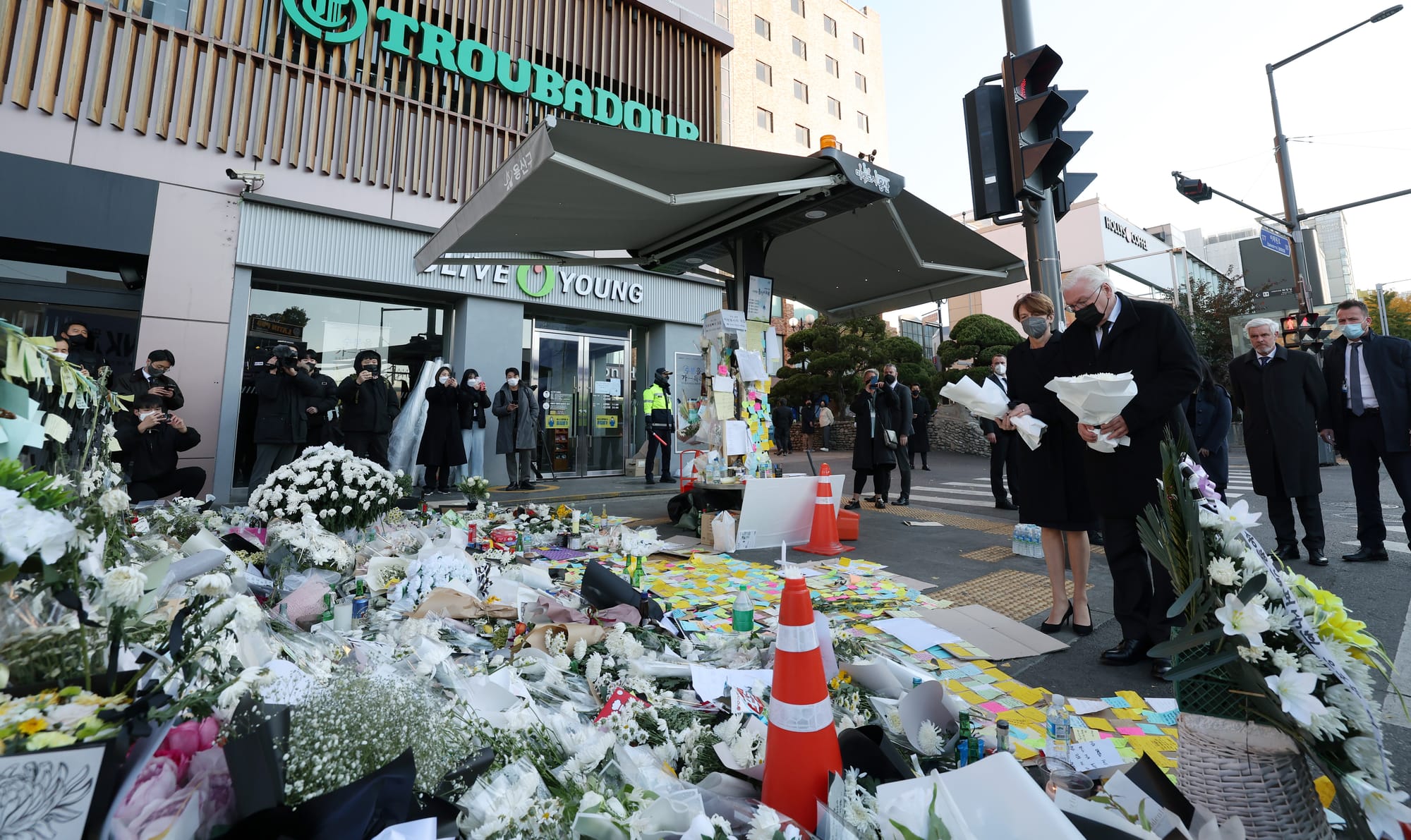 German Federal President Frank-Walter Steinmeier and his wife Elke Budenbender pay tribute to those who died in the Itaewon incident by placing flowers in front of Exit 1 of Itaewon Station in Seoul's Yongsan-gu District.
November 4, 2022
Itaewon Station, Yongsan-gu, Seoul
KOCIS(Korean Culture and Informatioon Service)
Official Photographer&nbsp;: JEON HAN
All photographs in the official Flikr account of the Republic of Korea are available only for publication by news organizations and/or for public purposes with proper attribution to the correct source (photographer and organizations mentioned above).
Any distortion to the original meaning of a photograph for provision to a third party through posting and resale, partial reproduction, falsification or use of the photograph with other images is strictly prohibited without the express written permission of the government of the Republic of Korea.
Thank you.


프랑크 발터 슈타인마이어 독일 대통령과 부인 엘케 뷔덴벤더 여사가 이태원역 1번 출구 앞에 마련된 이태원 사고 사망자 추모 공간을 찾아 헌화하고 추모하고 있다. 
2022-11-04
이태원역
코시스(해외문화홍보원)
전한
플리커 채널 'Republic of Korea'에 게재되는 대한민국정부 사진은 올바른 저작권 이름 (촬영자 / 상기 명기된 기관)으로 표기한 이후 보도 혹은 공익목적으로 사용하실 수 있습니다. 

의미를 왜곡하는 맥락에서 사진을 게시하고 재판매, 부분 복제, 변조 또는 다른 이미지에 통합하는 것과 같은 사진의 모든 수정, 자료를 제3자에게 제공하는 것은 대한민국정부(운영자/저작권자)의 명시적인 허가 없이 금지됩니다.