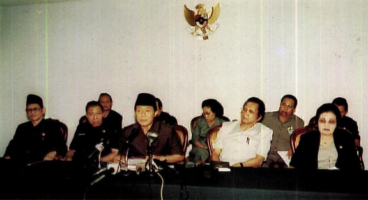On May 18, 1998; at around 4.00 p.m. WIT the House Leaders made a press statement to respond to the people's aspirations that for the sake of the nation's unity and cohesion, the President should wisely and sagaciously resign.
