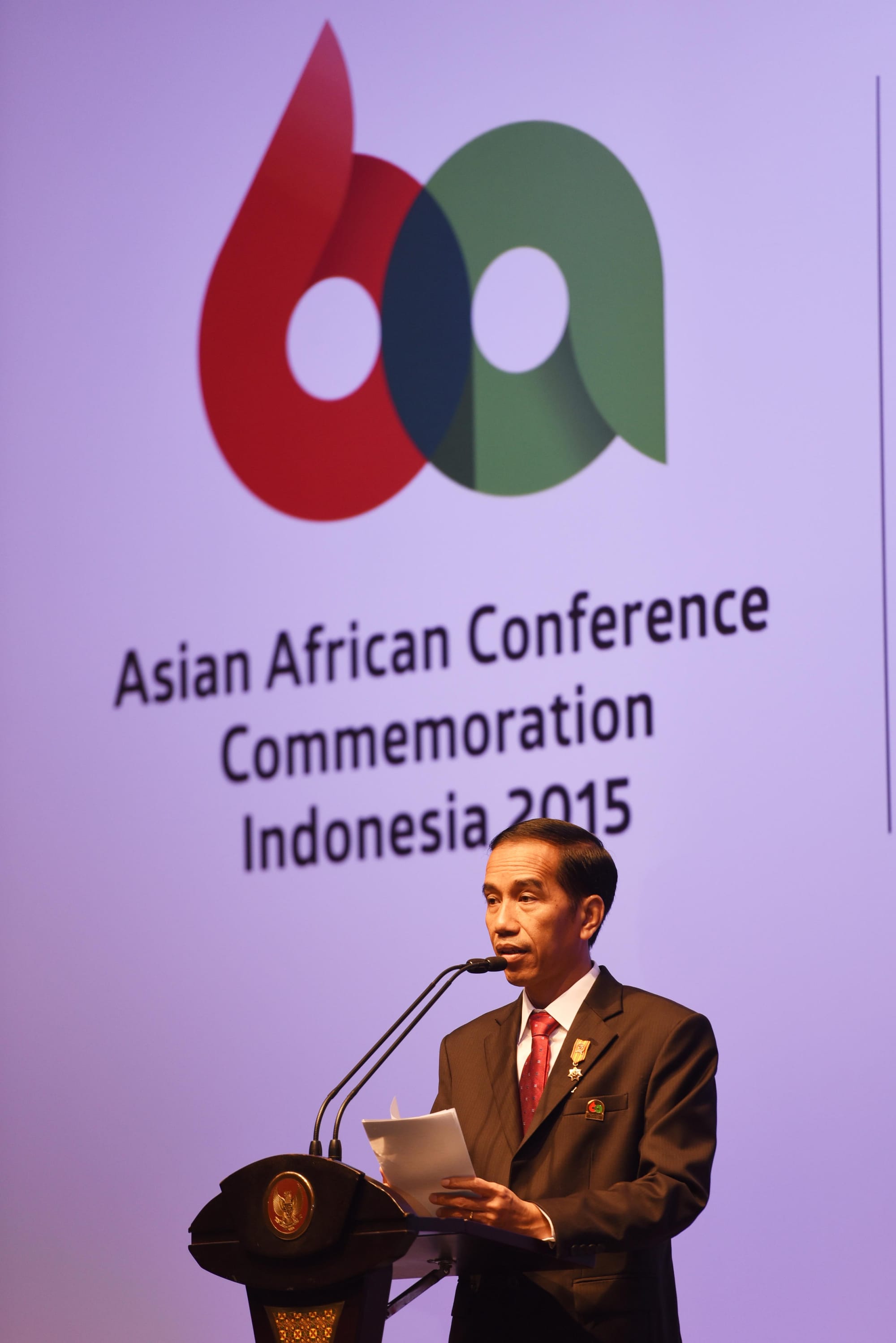 President Joko Widodo delivers a statement after closing the 2015 Asian–Africa Summit at the Jakarta Convention Center ob Thursday (23/4). In the conference, three points of agreement were agreed between Asian-African nations: 2015 Bandung Message, Declaration of Asian–African Partnership Strengthening and Declaration of Support for the State of Palestine. (ANTARA FOTO/Akbar Nugroho Gumay/15)