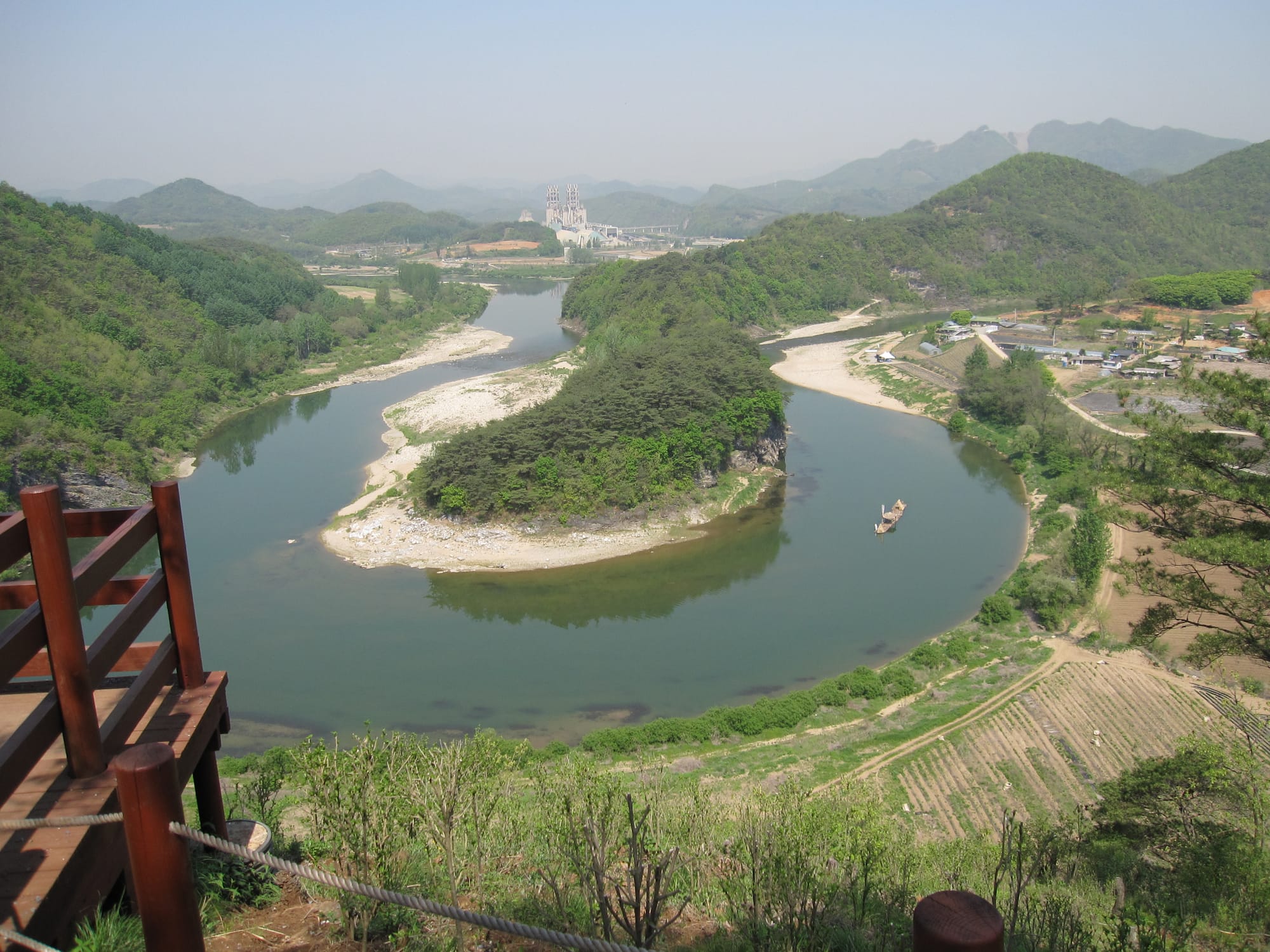 Yeongwol-gun in scenic Gangwon Province is grabbing local and foreign tourists’ attention with traditional rafting. Hop on a traditional wooden raft and enjoy the beautiful view of Hanbando-myeon, which looks very similar to the map of Korea.

Hanbando-myeon has been designated a traditional theme village by the Rural Development Administration and is providing a variety of hands-on experiences: crossing the river by hand-pulled cable ferry, exploring, sending postcards to Dokdo and so on.