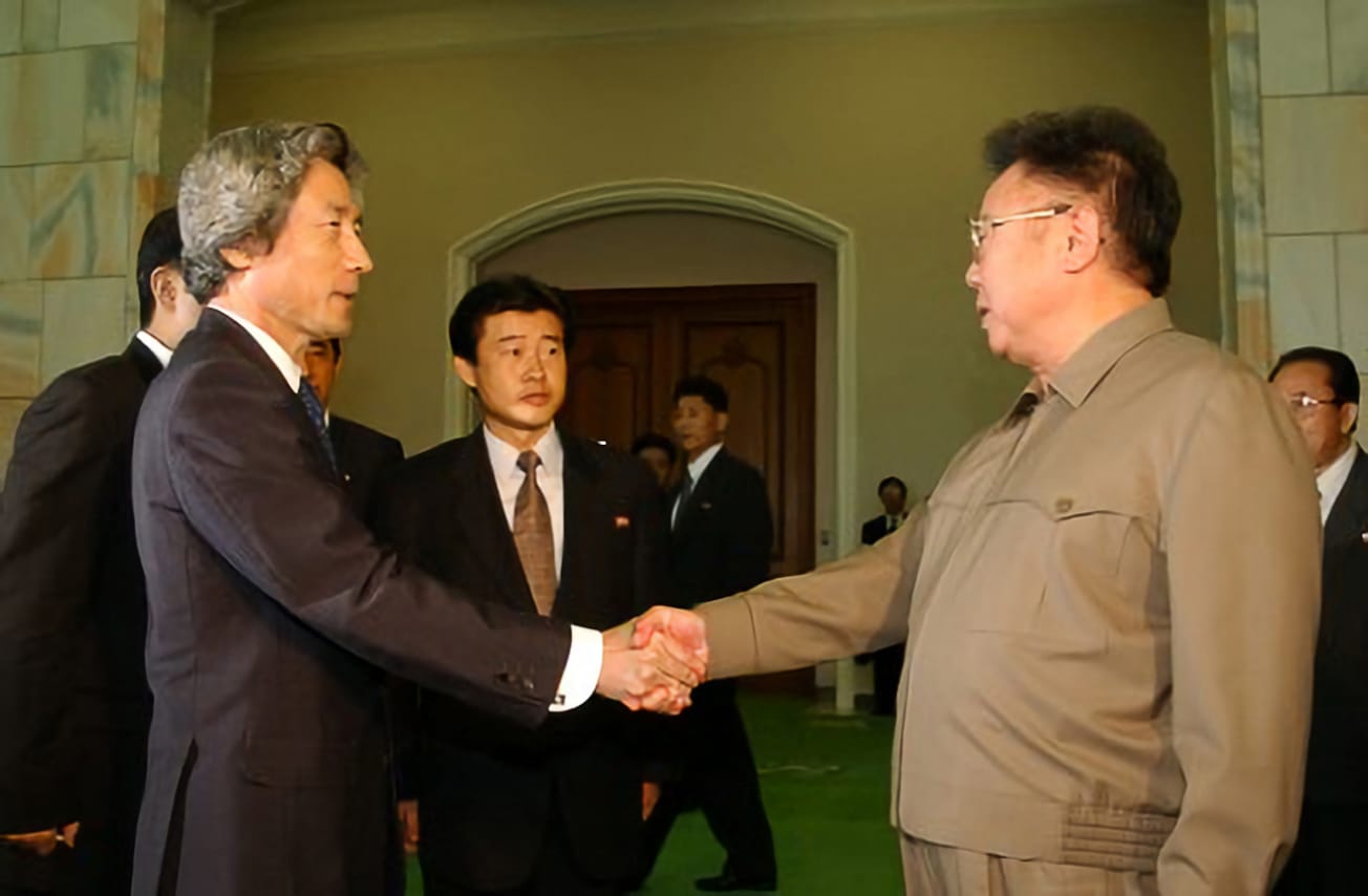 Prime Minister Junichiro Koizumi visited North Korea, the first such visit by a Japanese Prime Minister, and held a summit meeting with Chairman of the DPRK (Democratic People's Republic of Korea) National Defense Commission Kim Jong-Il.