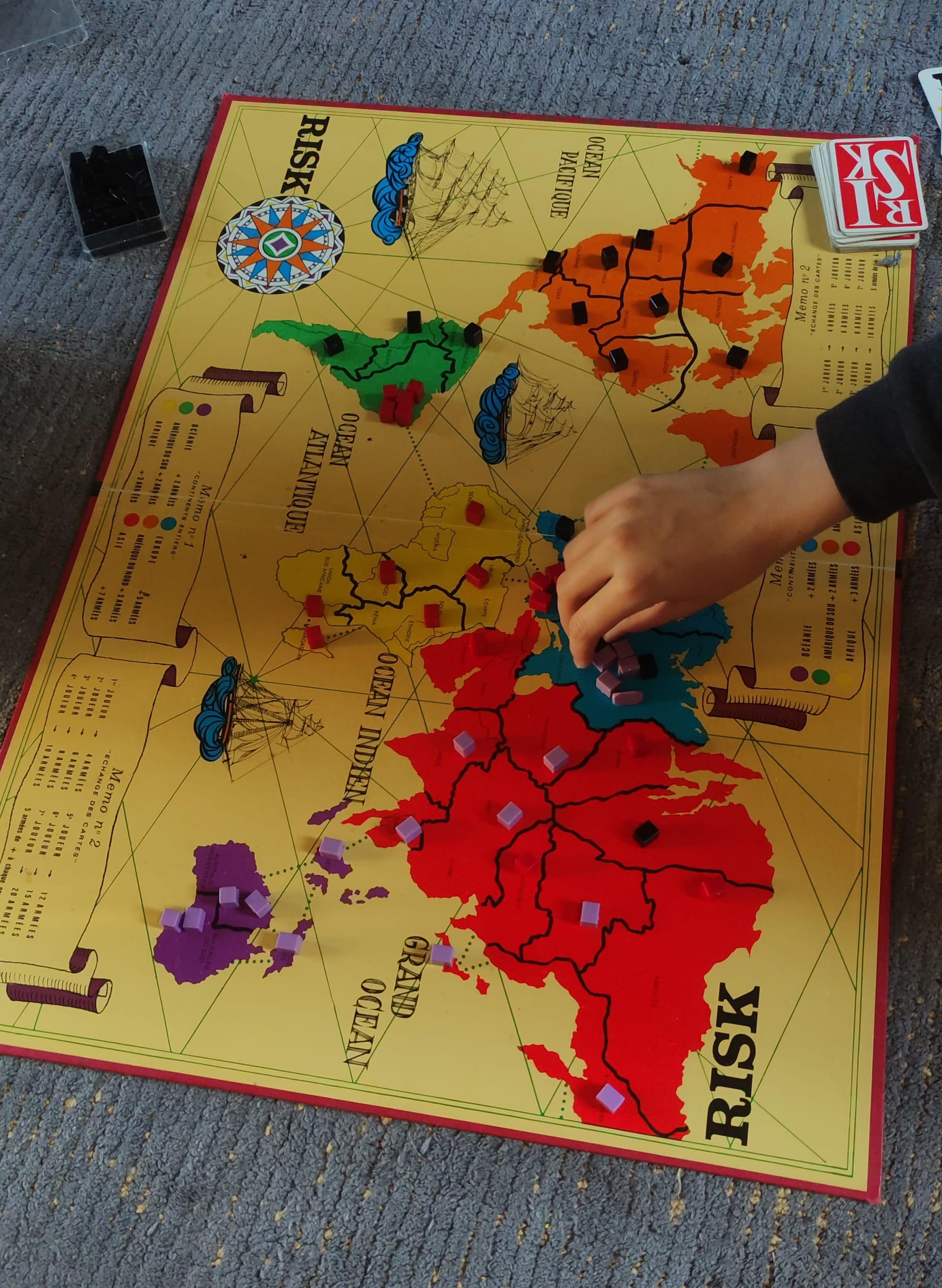 partie en cours de Risk a trois joueurs&nbsp;: noir, rouge, violet.