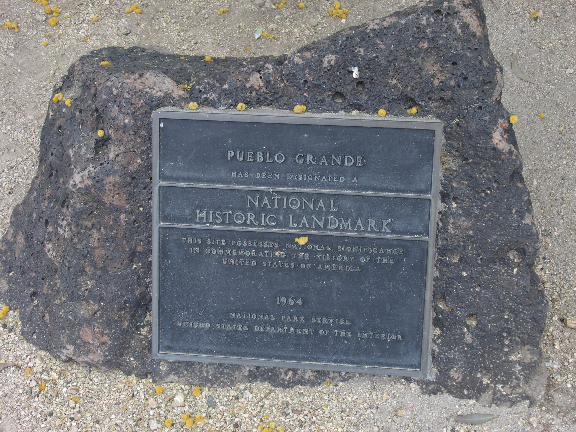 Pueblo Grande Ruin National Historic Landmark Marker. Marker and contents are the work of the US Dept. of the Interior, therefore PD.
The plaque and its contents are the work of an employee of the Bureau of Land Management.
: