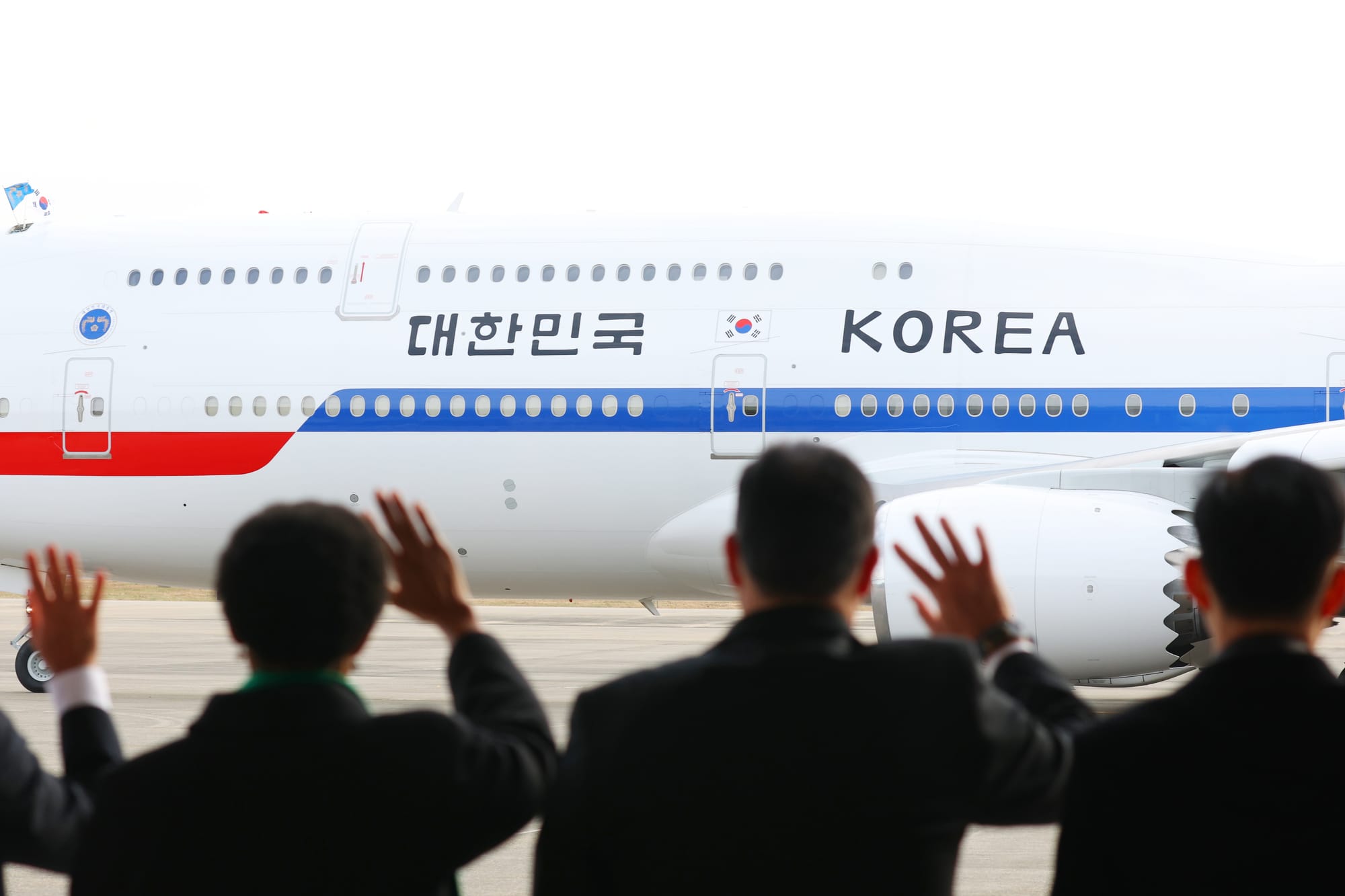 President Lee Jae myung Departs for G20 Summit, 10-Day Middle East-Africa Tour
November 17, 2025
Seoul Air Base, Seongnam, Gyeonggi-do
Ministry of culture, sports and Tourism
Official Photographer : Lee jeong woo
All photographs in the official Flickr account of the Republic of Korea are available only for publication by news organizations and/or for public purposes with proper attribution to the correct source (photographer and organizations mentioned above).
Any distortion to the original meaning of a photograph for provision to a third party through posting and resale, partial reproduction, falsification or use of the photograph with other images is strictly prohibited without the express written permission of the government of the Republic of Korea.
Thank you.
——————————————————————————
이재명 대통령 주요 20개국 정상회의 참석 계기 아프리카·중동 4개국 순방
2025-11-17
경기도 성남시 서울공항
문화체육관광부
이정우
플리커 채널 'Republic of Korea'에 게재되는 대한민국정부 사진은 올바른 저작권 이름 (촬영자 / 상기 명기된 기관)으로 표기한 이후 보도 혹은 공익목적으로 사용하실 수 있습니다.
의미를 왜곡하는 맥락에서 사진을 게시하고 재판매, 부분 복제, 변조 또는 다른 이미지에 통합하는 것과 같은 사진의 모든 수정, 자료를 제3자에게 제공하는 것은 대한민국정부(운영자/저작권자)의 명시적인 허가 없이 금지됩니다.