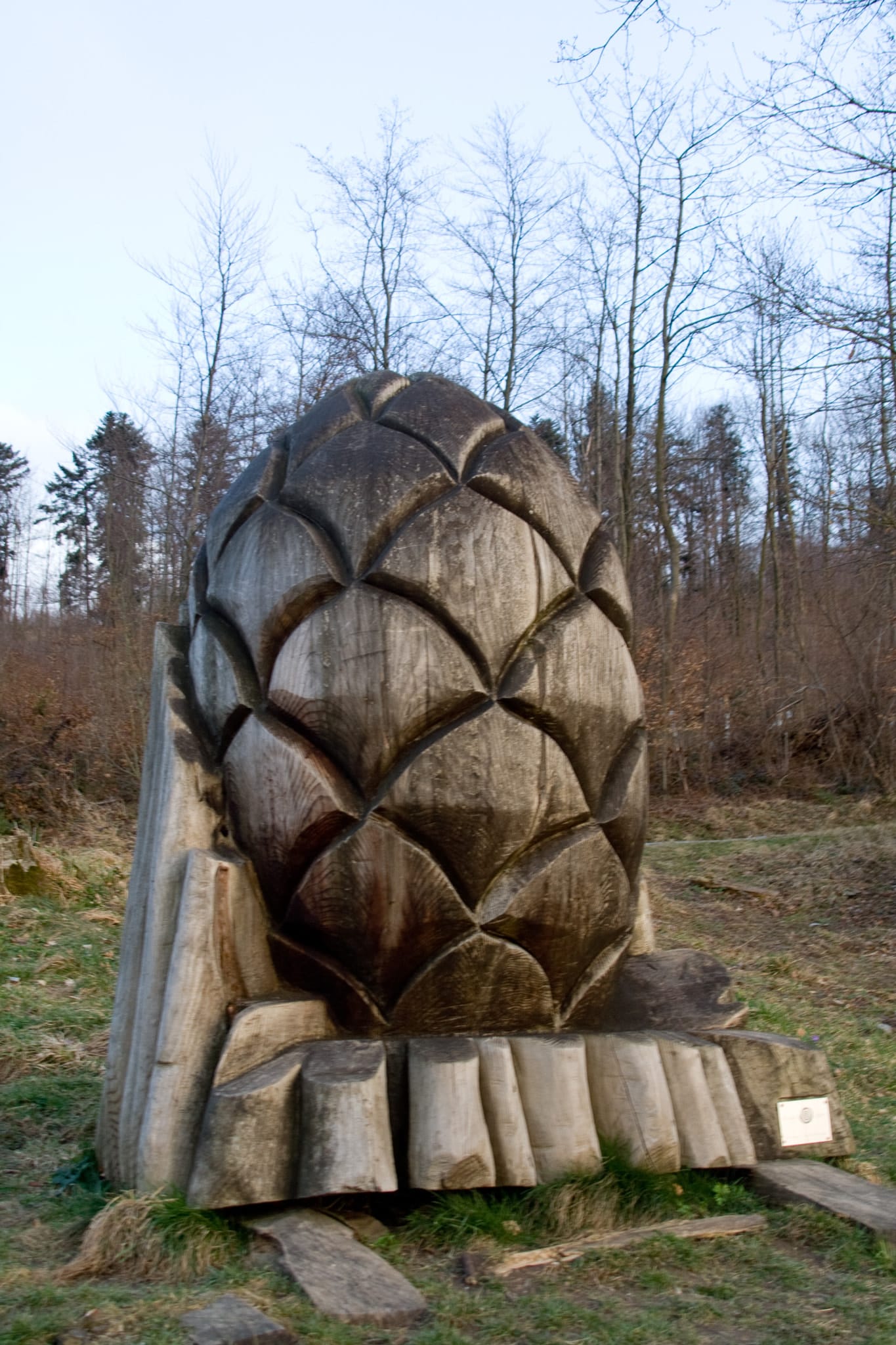 Ei- oder eher Tannzapfen-Skulptur aus Holz auf dem Uetliberg