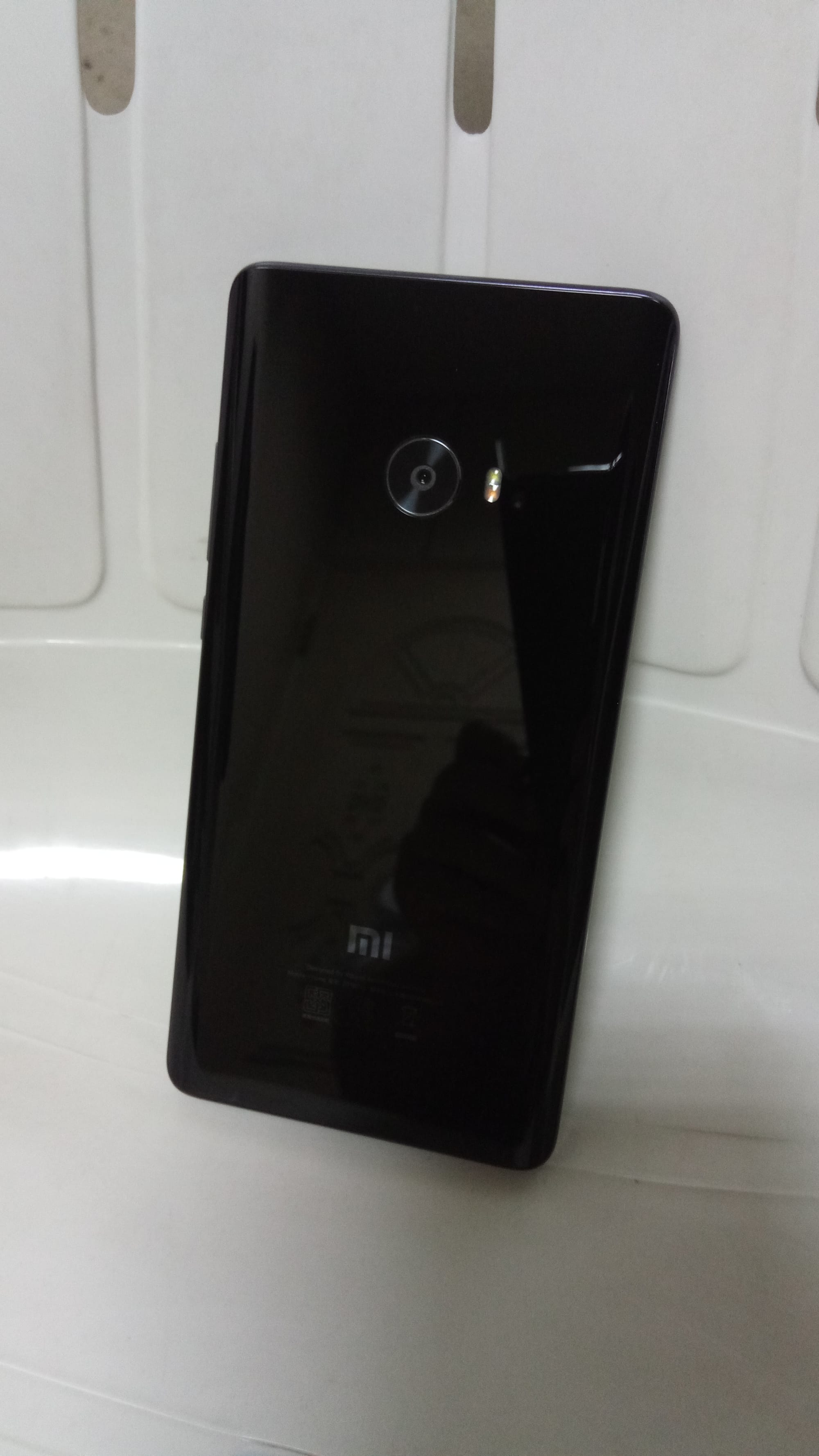 This is the back of Xiaomi Mi Note 2, a LTE Phablet. It's made in China(2016). I took it with Sharp Z2(FS8002). System language is Traditional Chinese(zh-TW). 5.7 inches HD1080 LG OLED Display. The mobile network is over Chunghwa Telecom.