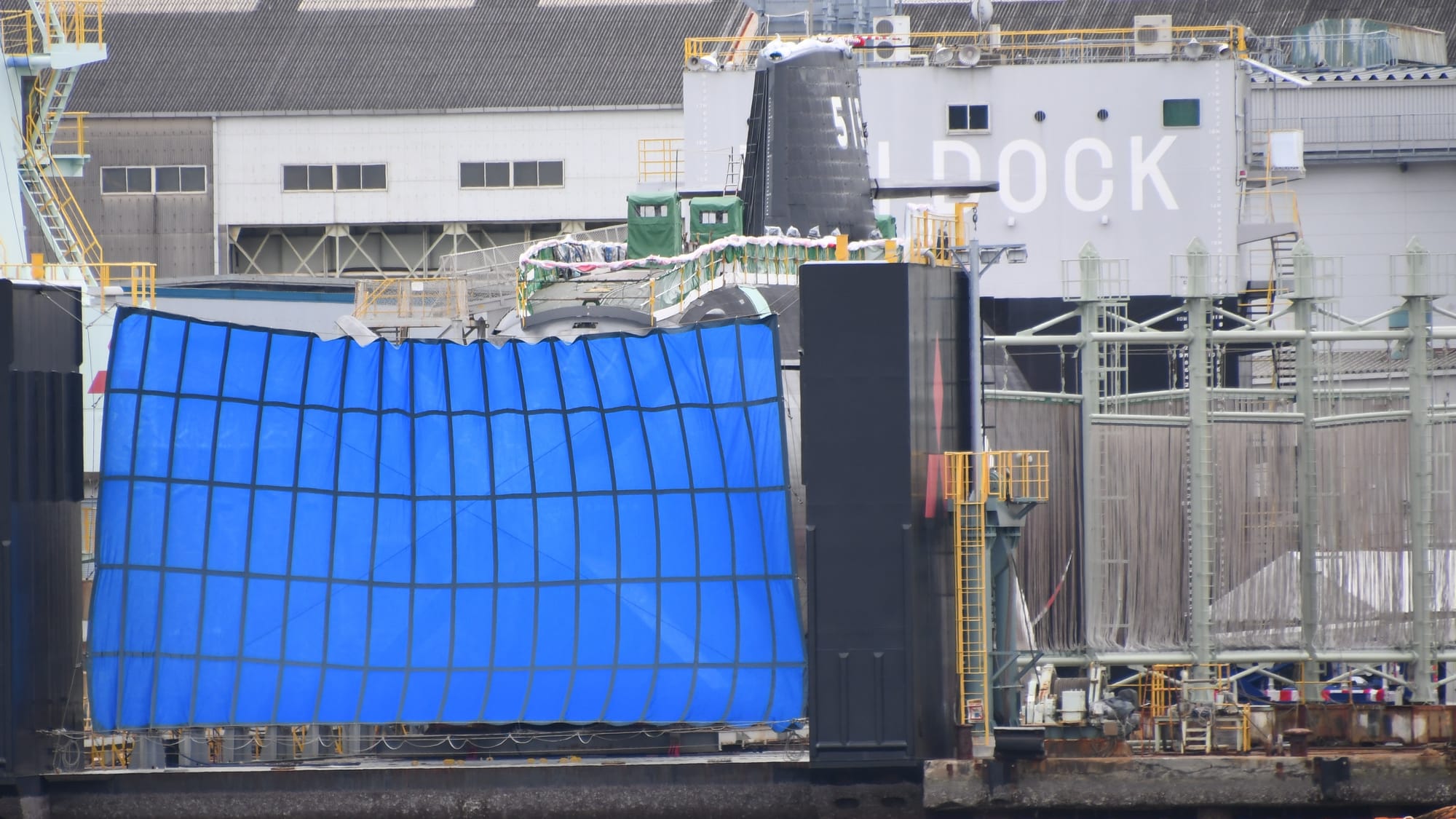 三菱重工業神戸造船所にて建造中のたいげい型潜水艦3番艦(01SS、艦番号:SS-515) 右舷後部。2022年10月8日 神戸港沖にて遊覧船から撮影。