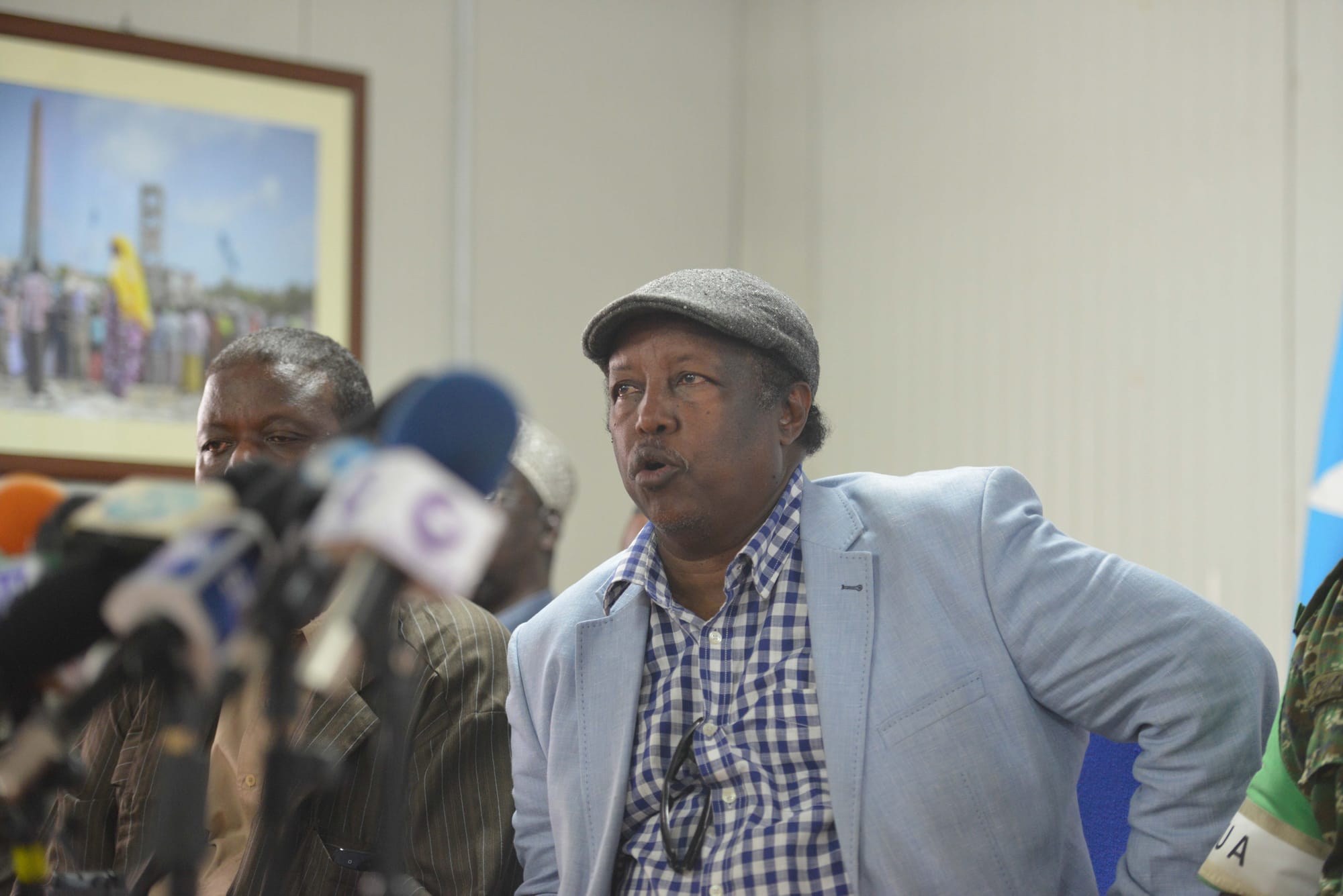 Abdulkadir Nur Arale, the Minister of Reconciliation and Constitutional Affairs for the Interim South West Administration (ISWA), addresses journalists to announce an agreement to end inter-clan fighting  in Lower Shabelle region. The announcement was made in Mogadishu, Somalia on September 25, 2016. AMISOM Photo / Omar Abdisalan