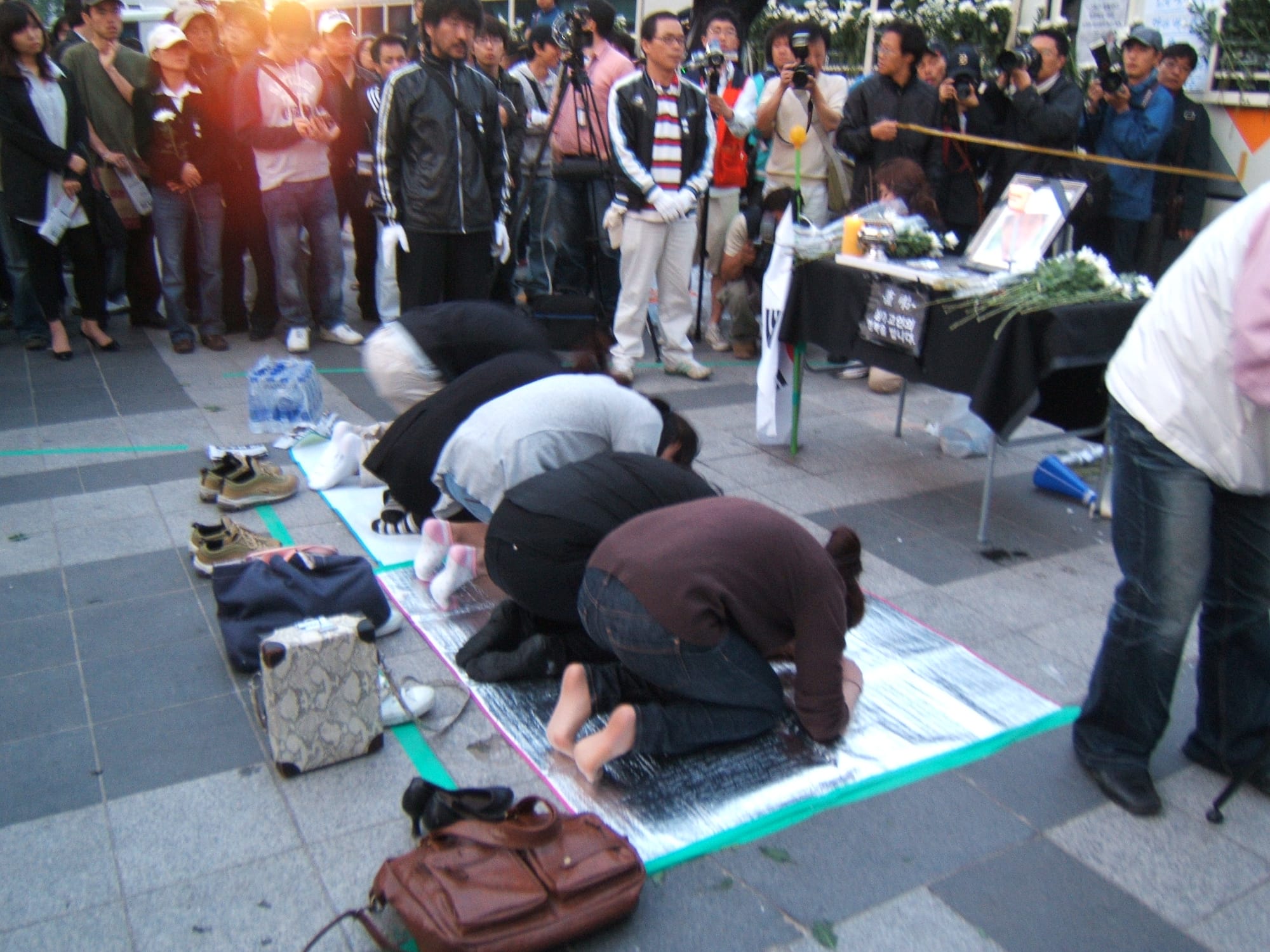 A service for the former President of Korea, Roh Moo-hyun in front of Deoksugung in May 23, 2009