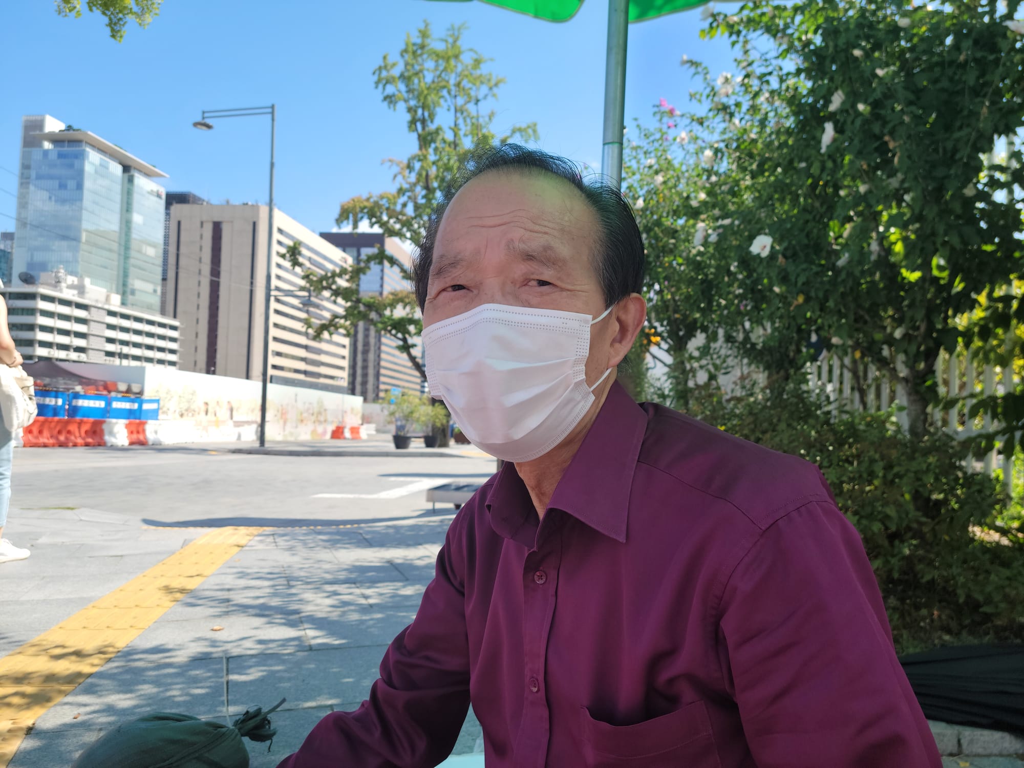 국민의힘 대선 경선후보인 장기표 김해을 당협위원장은 서울 정부종합청사 후문에서 코로나19로 인한 소상공인·자영업자의 고통에 동참하고, 요식업의 이용 인원을 오후 6시 이후에도 4인까지 늘려줄 것을 요구하며 단식투쟁에 돌입했다.