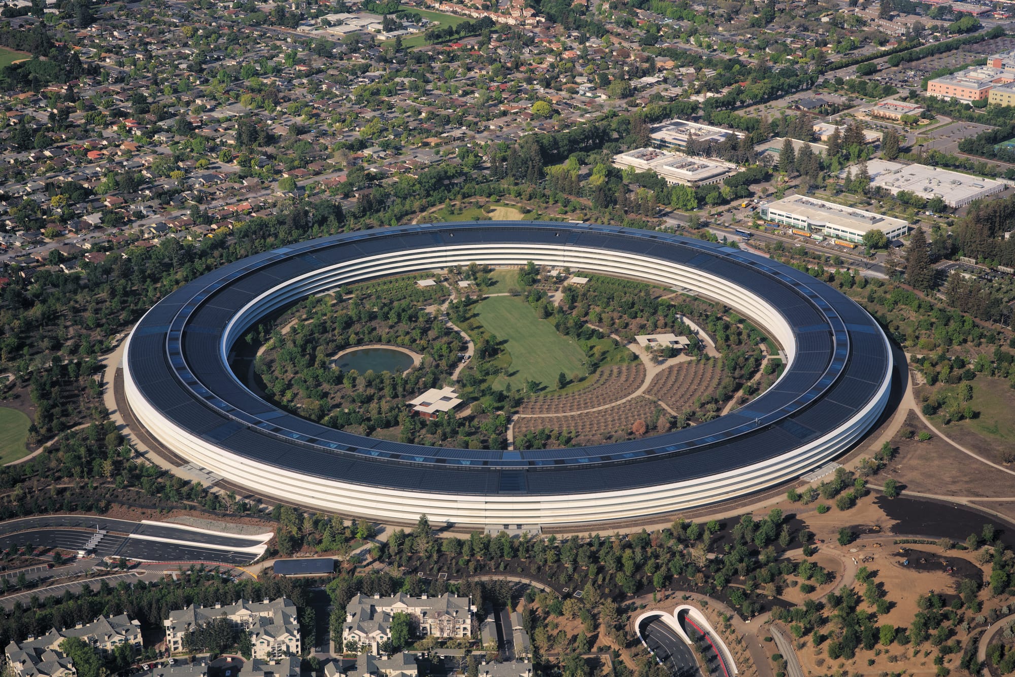 Aerial view of Apple Park, the corporate headquarters of Apple Inc., located in Cupertino, California. The roof is covered in solar panels with an output of 17 MWp, making it one of the biggest solar roofs in the world. Photo taken from a Cessna 172M.
