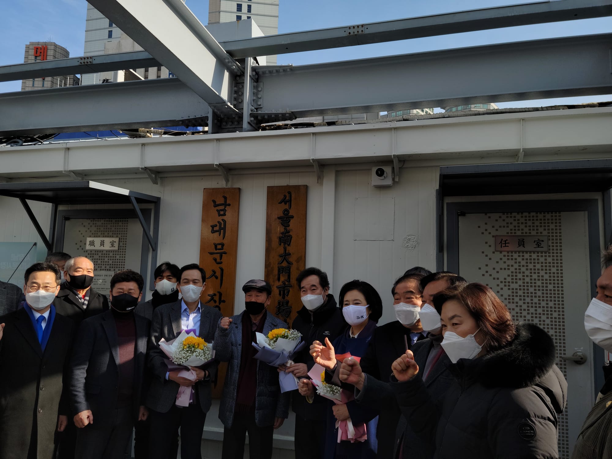 2021년 1월 23일 오전 서울 중구 남대문시장에서 더불어민주당 이낙연 대표와 서울시장 보궐선거 경선에 나서는 우상호 의원, 박영선 전 중소벤처기업부 장관이 간담회를 마치고 기념촬영을 하고 있다.