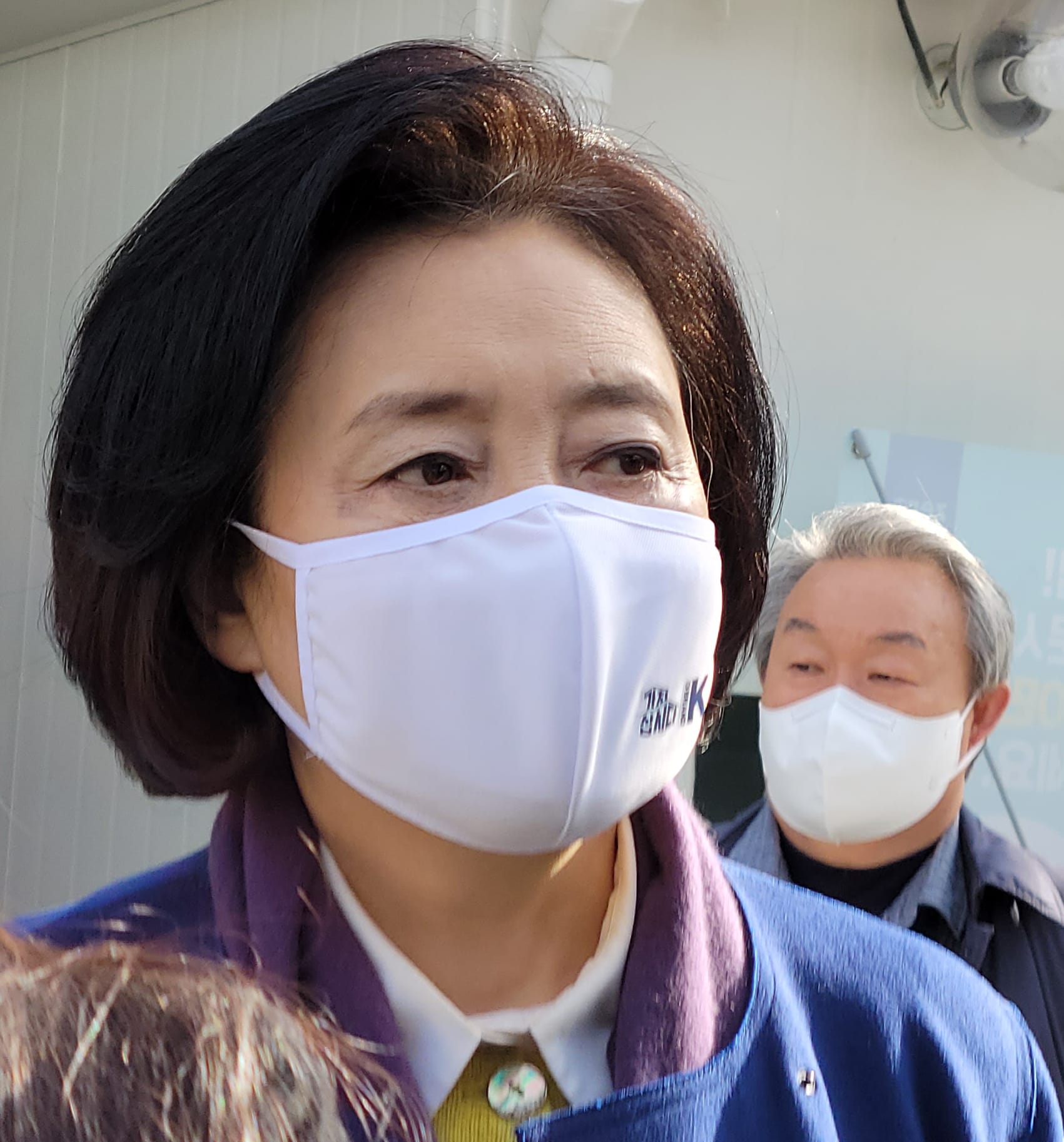 2021년 1월 23일 오전 서울 중구 남대문시장에서 서울시장 보궐선거 경선에 나서는 박영선 전 중소벤처기업부 장관이 간담회를 마치고 기자와 인터뷰 중이다.