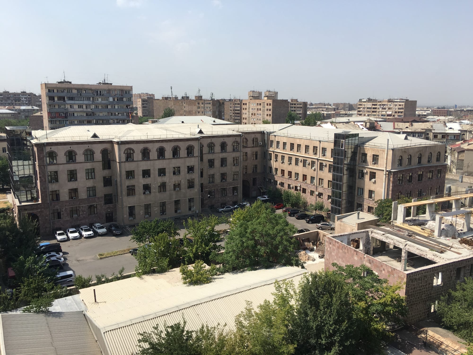 Երևան, Գարեգին Նժդեհի 23 հասցեով գտնվող շենք, որտեղ տեղակայված են 1. ՀՀ Վերաքննիչ քաղաքացիական դատարանը, 2. ՀՀ Վերաքննիչ քրեական դատարանը և 3. ՀՀ Վարչական դատարանը (հետևից):