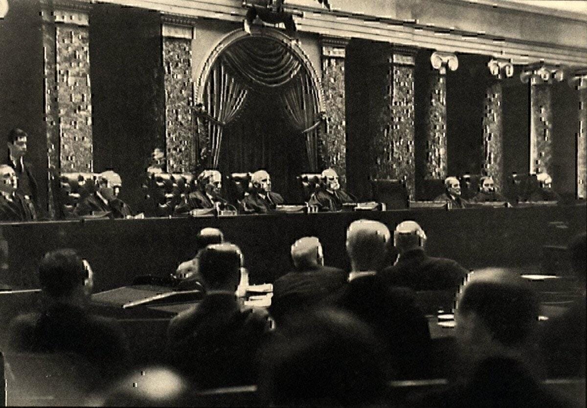 A photo of the United States Supreme Court by Erich Salomon. Salomon faked a broken arm and hid the camera in his cast.