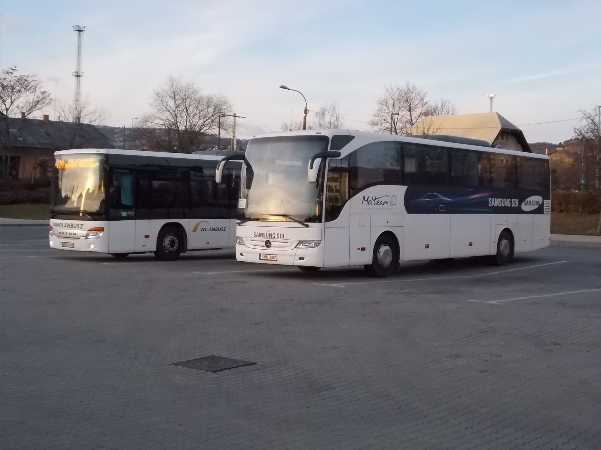 Mercedes-Benz Tourismo bus (bus for Samsung SDI company employees) and Setra S415 on route 774 Operated by Volán - Etele Square, Kelenföld neighborhood, District XI of Budapest.
