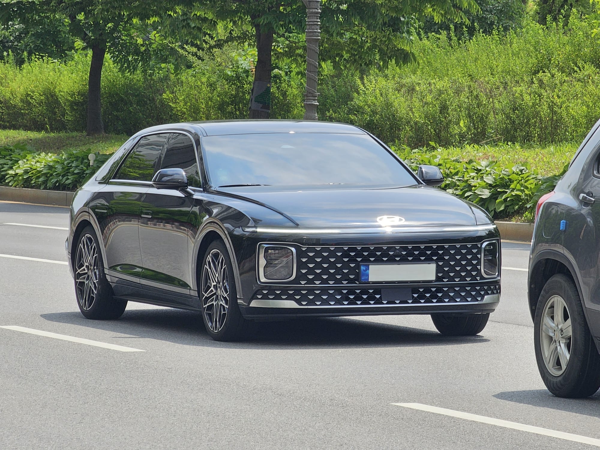 Abyss Black Pearl Hyundai Grandeur GN7 sedan.