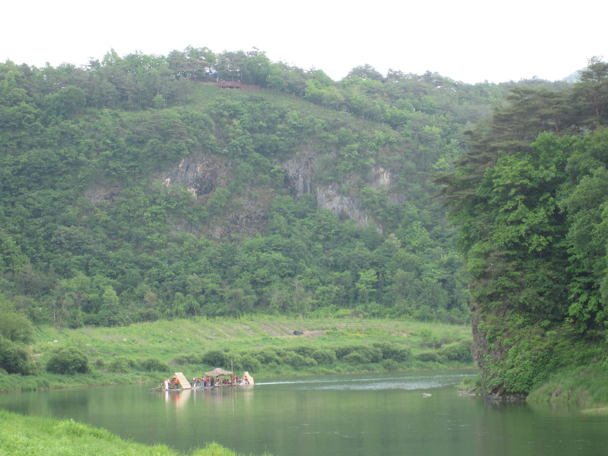Yeongwol-gun in scenic Gangwon Province is grabbing local and foreign tourists’ attention with traditional rafting. Hop on a traditional wooden raft and enjoy the beautiful view of Hanbando-myeon, which looks very similar to the map of Korea.

Hanbando-myeon has been designated a traditional theme village by the Rural Development Administration and is providing a variety of hands-on experiences: crossing the river by hand-pulled cable ferry, exploring, sending postcards to Dokdo and so on.