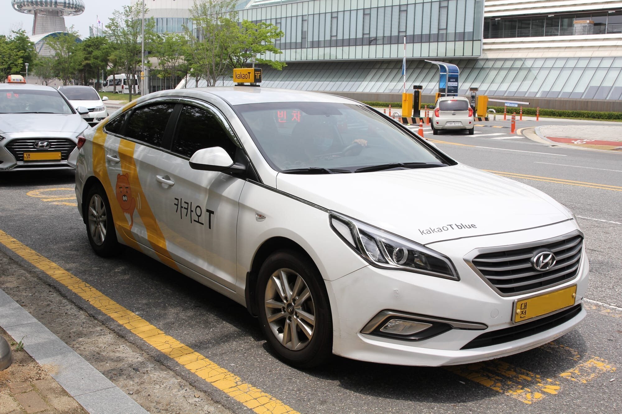 A Kakao Taxi branded taxi cab in Daejeon, South Korea. License plates have been edited out for libel reasons so I can easily post this on the Korean language wiki without issue.