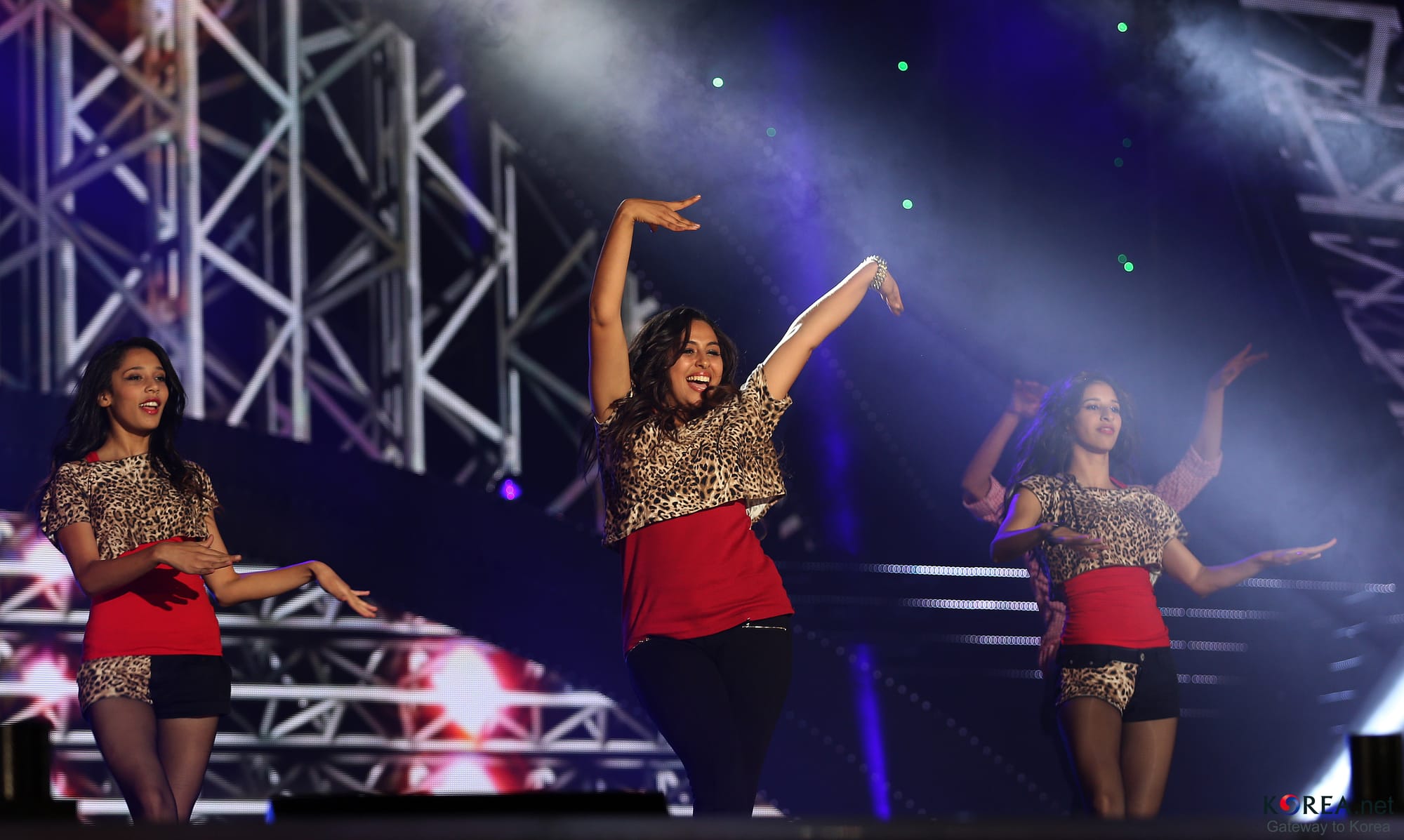 2013 K-POP World Festival in Changwon
October 20, 2013
Changwon-si, Gyengsangnam-do
Related Articles
Cheong Wa Dae
K-Pop World Festival unites global fans
english.president.go.kr/tours/visitor/visitor_view.php?un...
Korea.net
-English
K-Pop World Festival unites global fans
www.korea.net/NewsFocus/Culture/view?articleId=114061
-中文
“2013 K-POP世界庆典” 用K-POP连结全世界
chinese.korea.net/NewsFocus/Culture/view?articleId=113986
-Vietnamese
Cả thế giới hội tụ tại “K-pop World Festival 2013”
vietnamese.korea.net/NewsFocus/Culture/view?articleId=113987
-日本語
「Kポップワールド・フェスティバル2013」、Kポップで世界が一つに
japanese.korea.net/NewsFocus/Culture/view?articleId=113985
-Deutsch
„K-Pop World Festival” bringt internationale Fans zusammen
german.korea.net/NewsFocus/Culture/view?articleId=114065
-Francais
Un festival mondial de la K-Pop 2013 de haute volée
french.korea.net/NewsFocus/Culture/view?articleId=114064
-Russian
K-Pop World Festival объединяет фанатов со всего мира
russian.korea.net/NewsFocus/Culture/view?articleId=114066
-Arabic
المهرجان العالمي للبوب الكوري يوحد الجماهي
arabic.korea.net/NewsFocus/Culture/view?articleId=114062
Ministry of Culture, Sports and Tourism
Korean Culture and Information Service
Korea.net(www.korea.net)
Jeon Han
2013 제3회 K-POP 월드페스티벌
2013-10-20
경상남도, 창원시
문화체육관광부
해외문화홍보원
코리아넷
전한