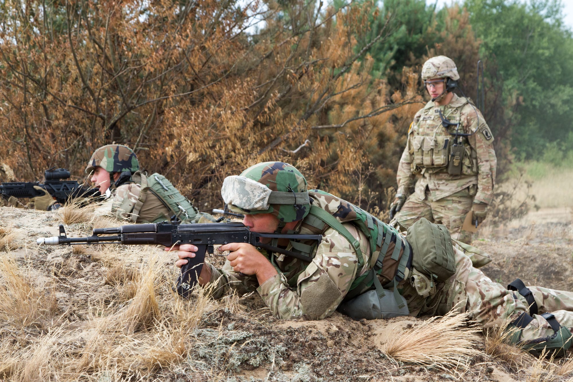 Soldiers with the Ukrainian national guard fire at targets during squad live-fire training Aug. 22, 2015, as part of Fearless Guardian in Yavoriv, Ukraine. Paratroopers with the U.S. Army's 173rd Airborne Brigade have been training the guardsmen for more than a month during the second iteration of Fearless Guardian and have been steadily progressing into more complex training. Paratroopers from the 173rd Abn. Bde. are in Ukraine for the second of several planned rotations to train Ukraine's newly-formed national guard as part of Fearless Guardian, which is scheduled to last through November. (U.S. Army photo by Sgt. Alexander Skripnichuk, 13th Public Affairs Detachment).