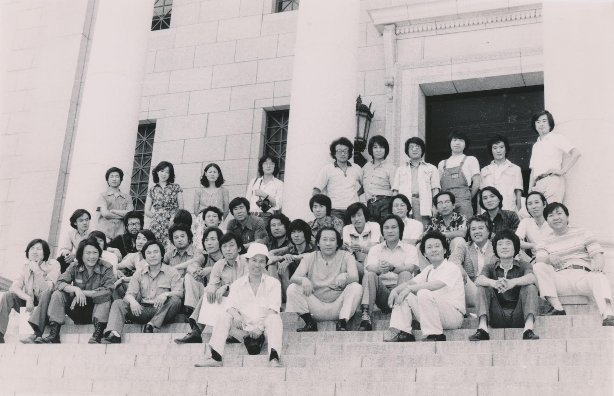 Park Seo-Bo organized a new form of annual exhibition titled "Ecole de Seoul" during his term of office as a vice-president. The first exhibition was held at National Museum of Modern and Contemporary Art - Deoksugung, Seoul, South Korea. This is a significant moment in the history of Korean contemporary art.