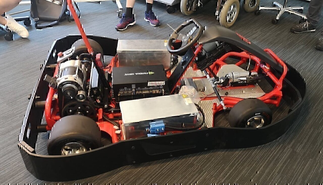 Een elektrische kart met een NVIDIA Drive AGX computer. Gebruikt bij de Self Driving Challenge.