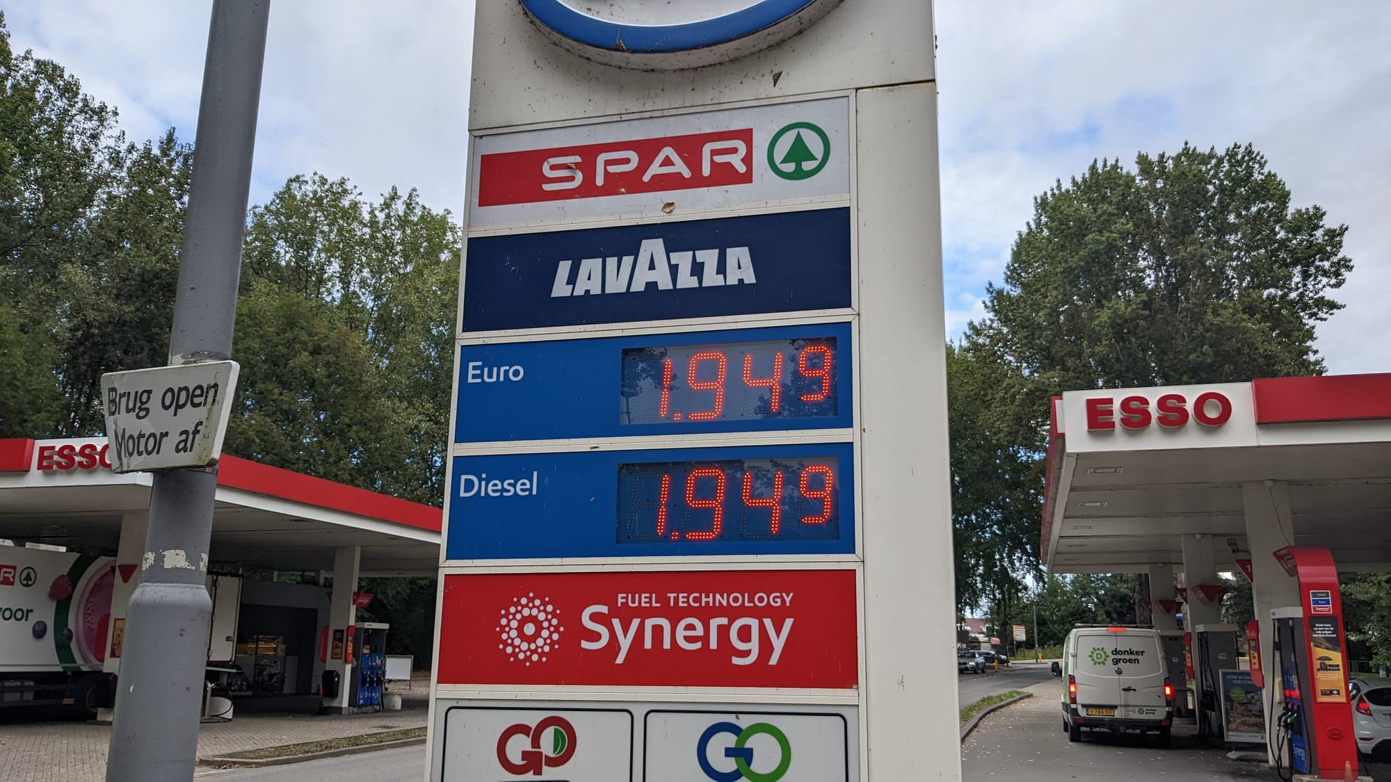 The same price for both Euro 95 (ninety-five) and Diesel fuel at a small local Esso-branded station, that is located in the Rotterdammer neighbourhood of the Molenlaankwartier, Hillegersberg-Schiebroek.