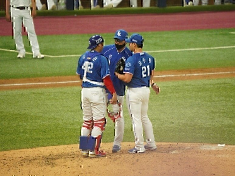 en:Seung-hwan Oh and en:Kim Tae-gun on the mound