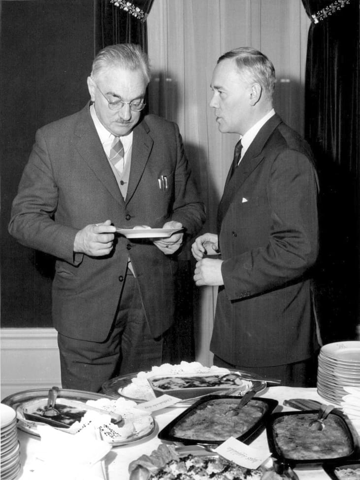 Riksdagsman Einar Hæggblom och direktör Tore Wretman utbyter tankar om äggets roll.”Jag kan inte tänka mig vårdad matlagning utan ägg, det är en råvara som inte kan ersättas av något annat. En av de mest befriande saker som hände efter kristidens restriktioner var att man åter igen kunde laga mat med ägg.” Denna kulinariska lovsång till äggen höjdes av direktör Tore Wretman, som på onsdagen svarade svarade för ett trevligt matkåseri vid en pressinformation som ”Sveriges export- och importförening för ägg” ordnat i Riches festvåning som en upptakt till en propagande för ökad användning för ägg i de svenska hushållen.