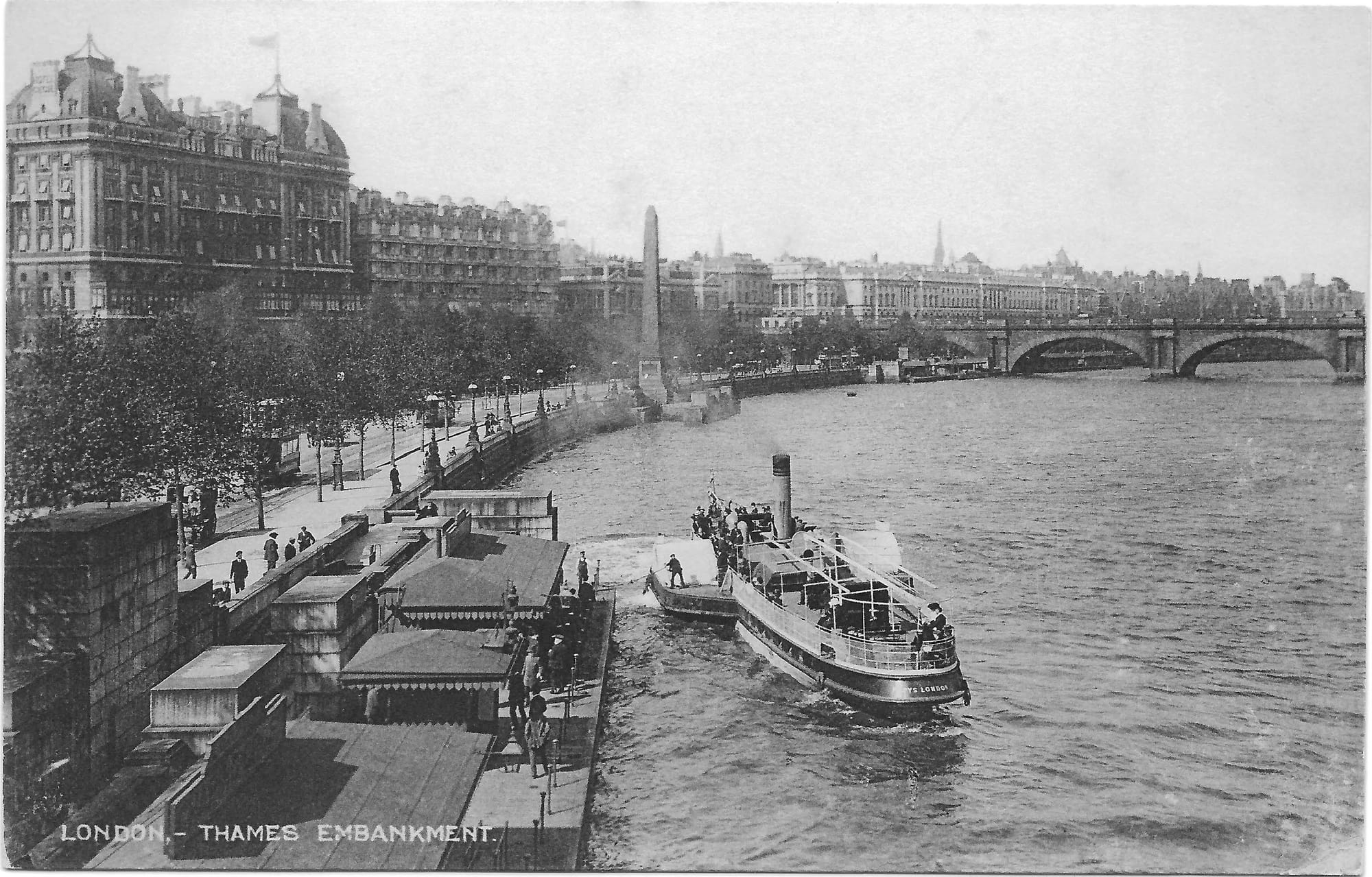 The Victoria Embankment. Trams can also be seen. PS Pepys, built 1905 by Rennie at Greenwich, a subcontractor of J I Thornycroft of Southampton. Served London County Council's River Thames service from Greenwich to Hammersmith 1905-1907. Taken over by the City Steamboat co for the 1910 and 1912 seasons for continued use through London. Sold in 1913 to the Cie,. Lyonnaise de Navigatiuon et Remorquage at Lyon, France, and renamed Ville de Valence See paddlesteamers.info