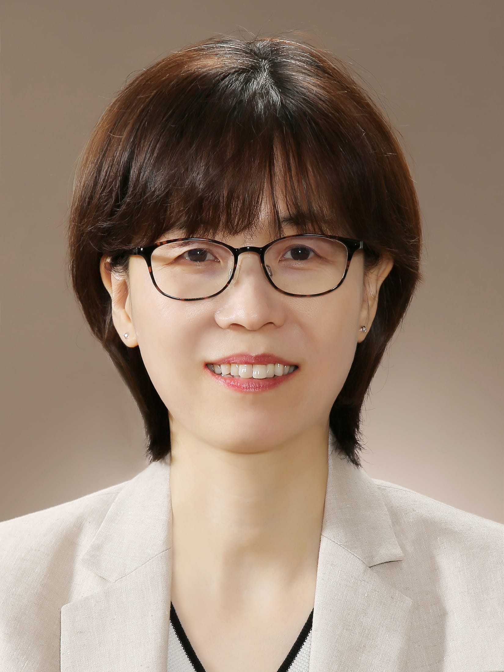 Lee Mison in a suit after his inauguration as a justice (2019).